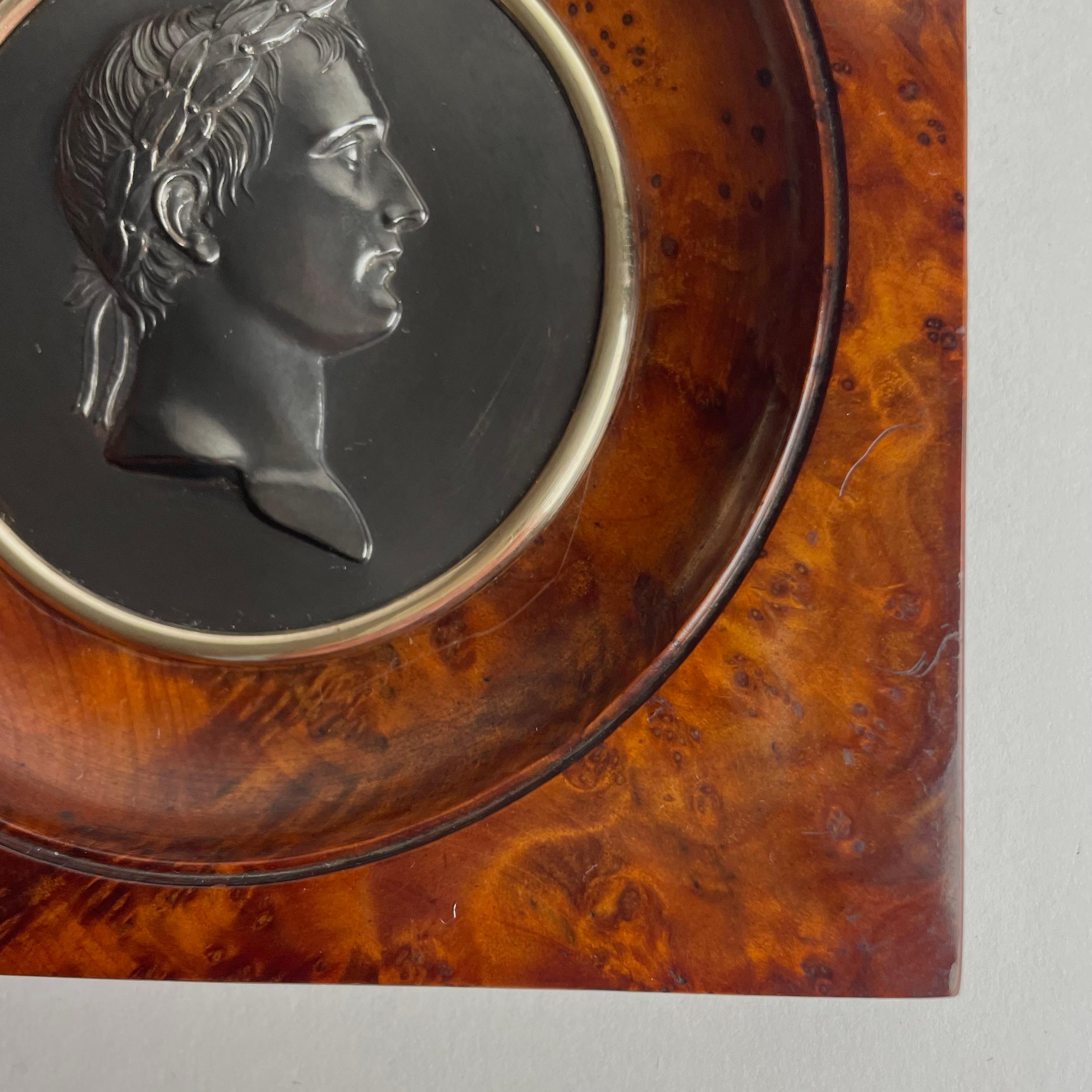 Elegant Relief en bronze de l'Empire français représentant Napoléon Ier dans un cadre en bois de thuya en vente 1
