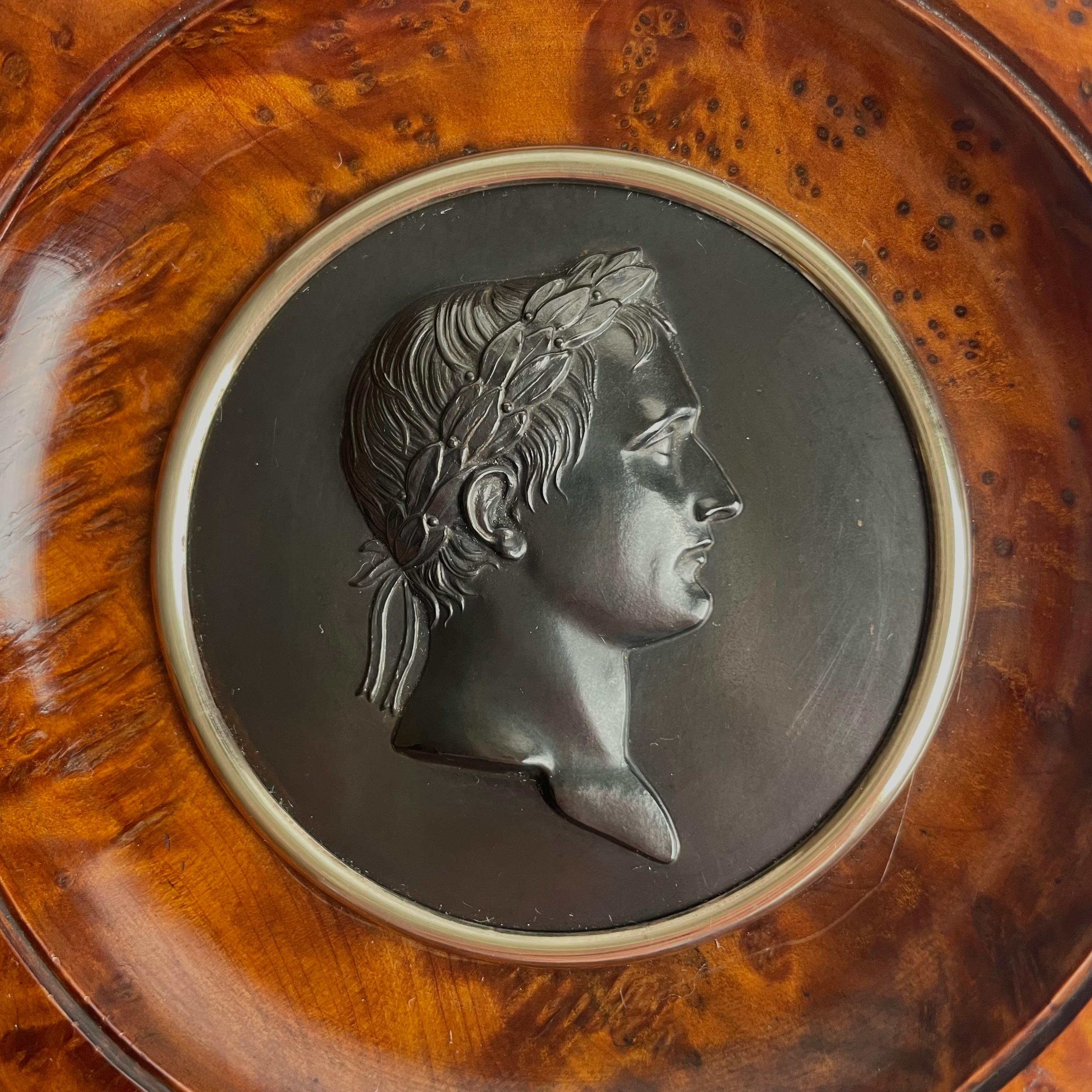 Elegant Relief en bronze de l'Empire français représentant Napoléon Ier dans un cadre en bois de thuya en vente 2