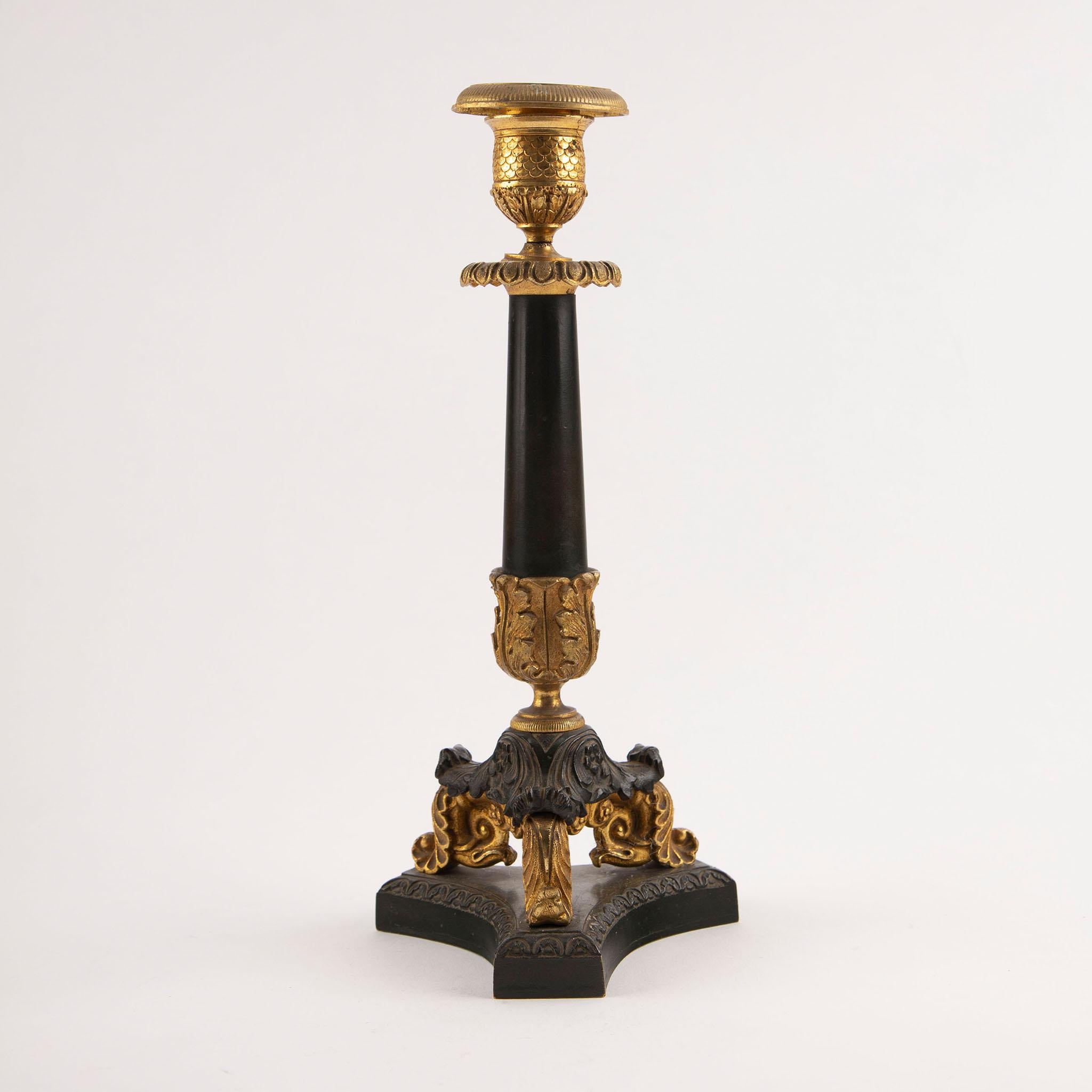 Stile impero Eleganza dei candelieri impero francesi in bronzo dorato e patinato, XIX secolo in vendita