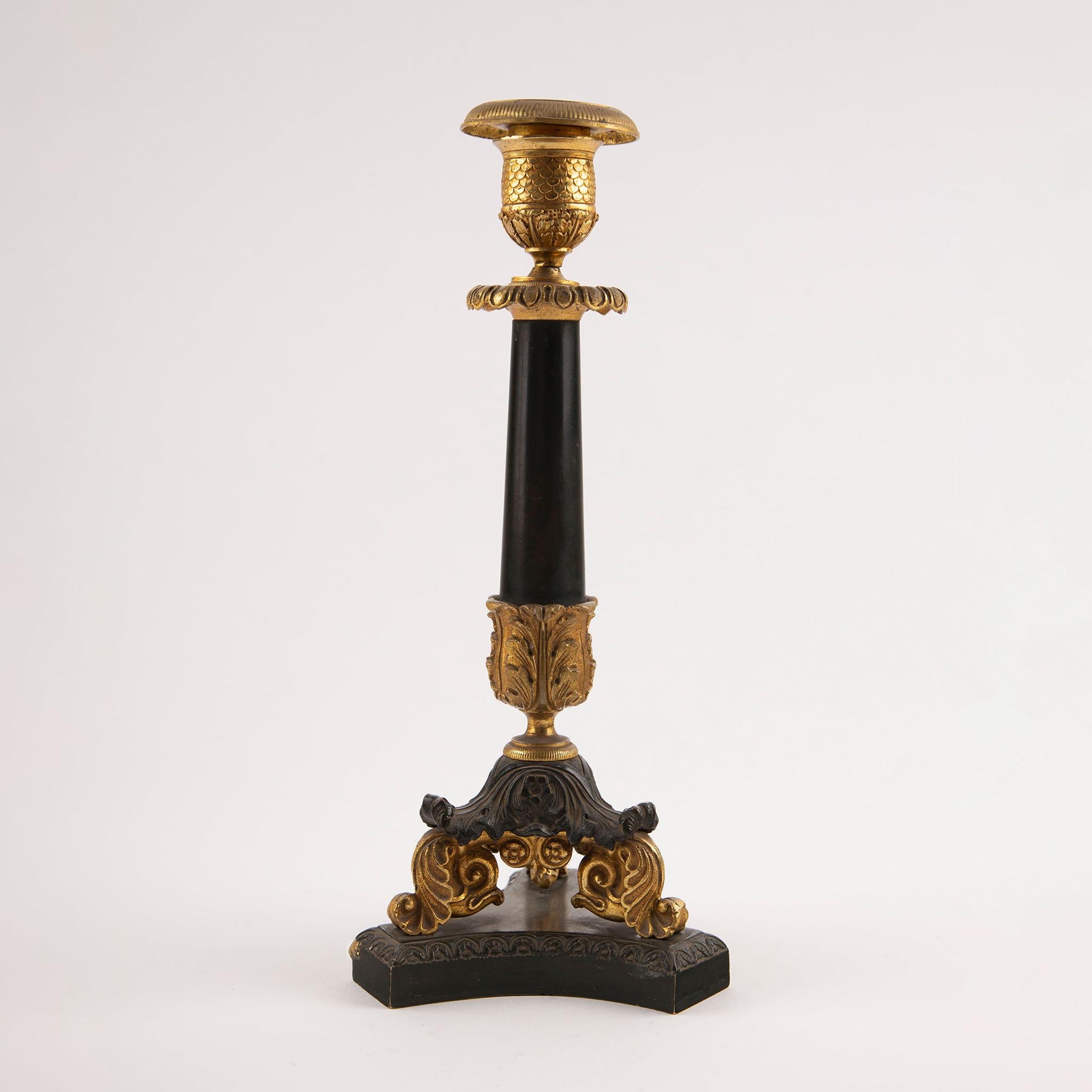Francese Eleganza dei candelieri impero francesi in bronzo dorato e patinato, XIX secolo in vendita