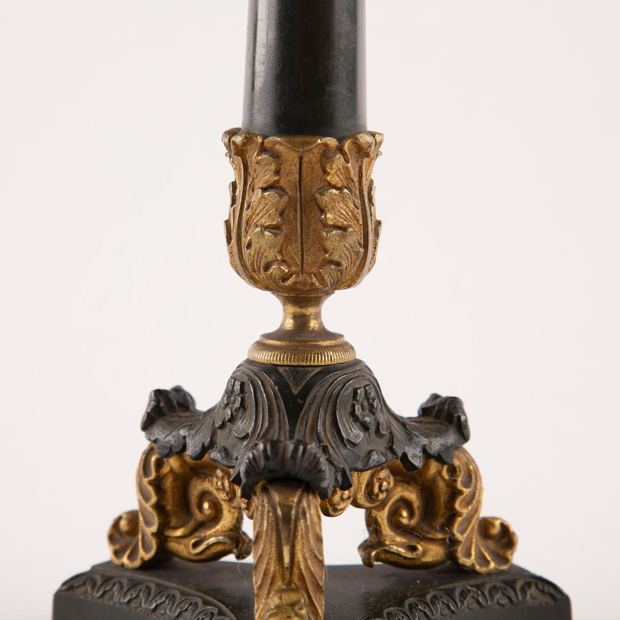 Eleganza dei candelieri impero francesi in bronzo dorato e patinato, XIX secolo In condizioni ottime in vendita a New York, NY