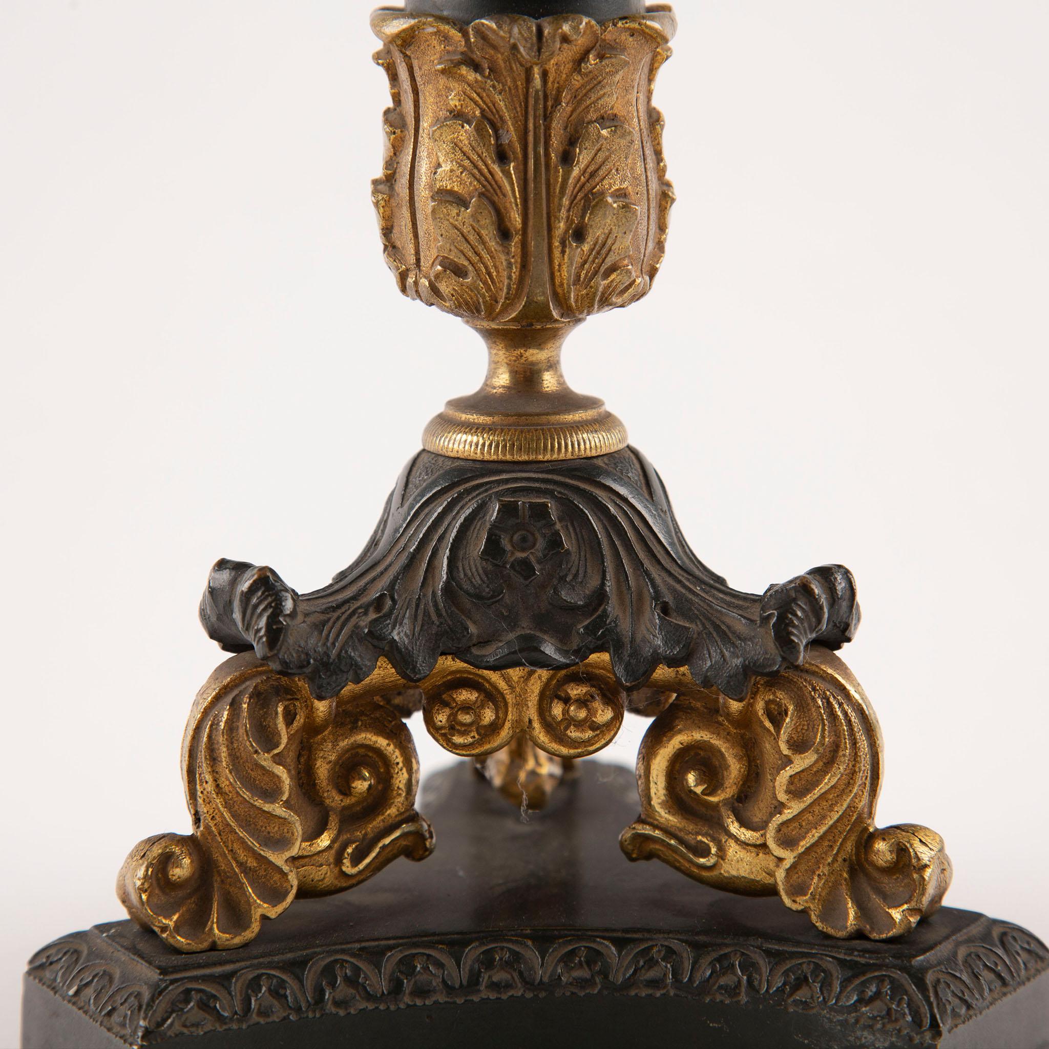 Bronzo Eleganza dei candelieri impero francesi in bronzo dorato e patinato, XIX secolo in vendita
