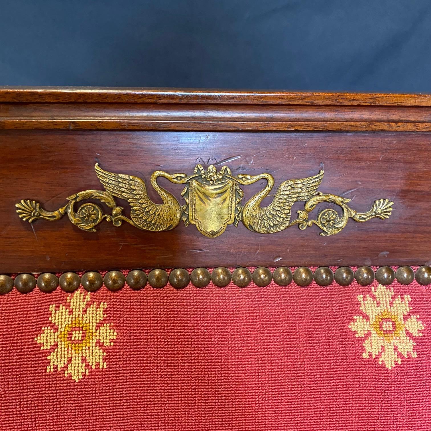 Élégant ensemble de salon Empire français de cinq pièces en acajou avec décoration de cygne en bronze en vente 11