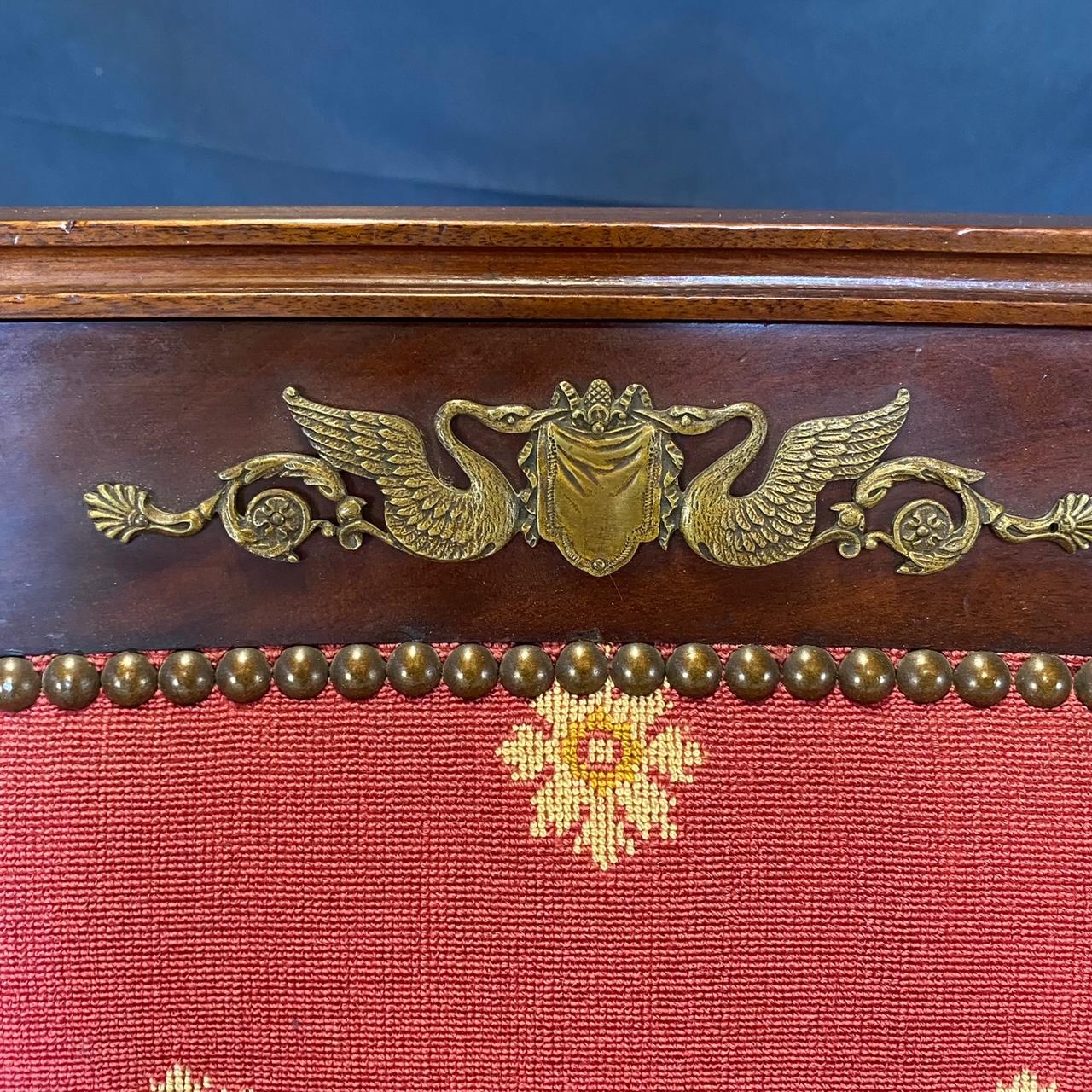 Élégant ensemble de salon Empire français de cinq pièces en acajou avec décoration de cygne en bronze en vente 1