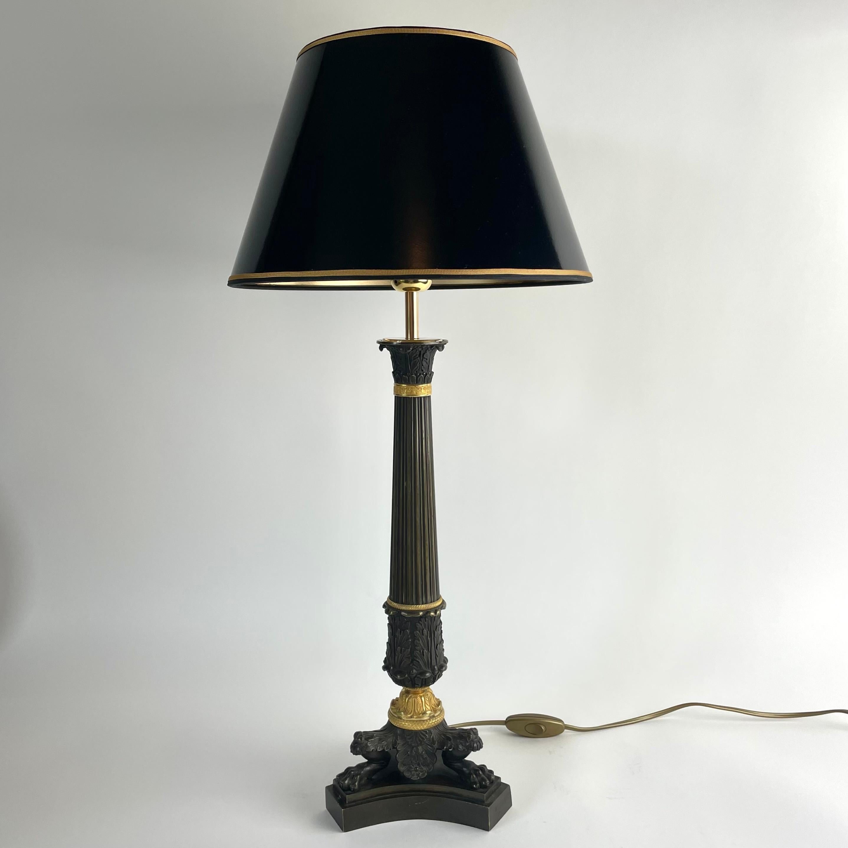 Gilt Elegant French Empire Table Lamp in Patinated and Gilded Bronze, 1820s For Sale