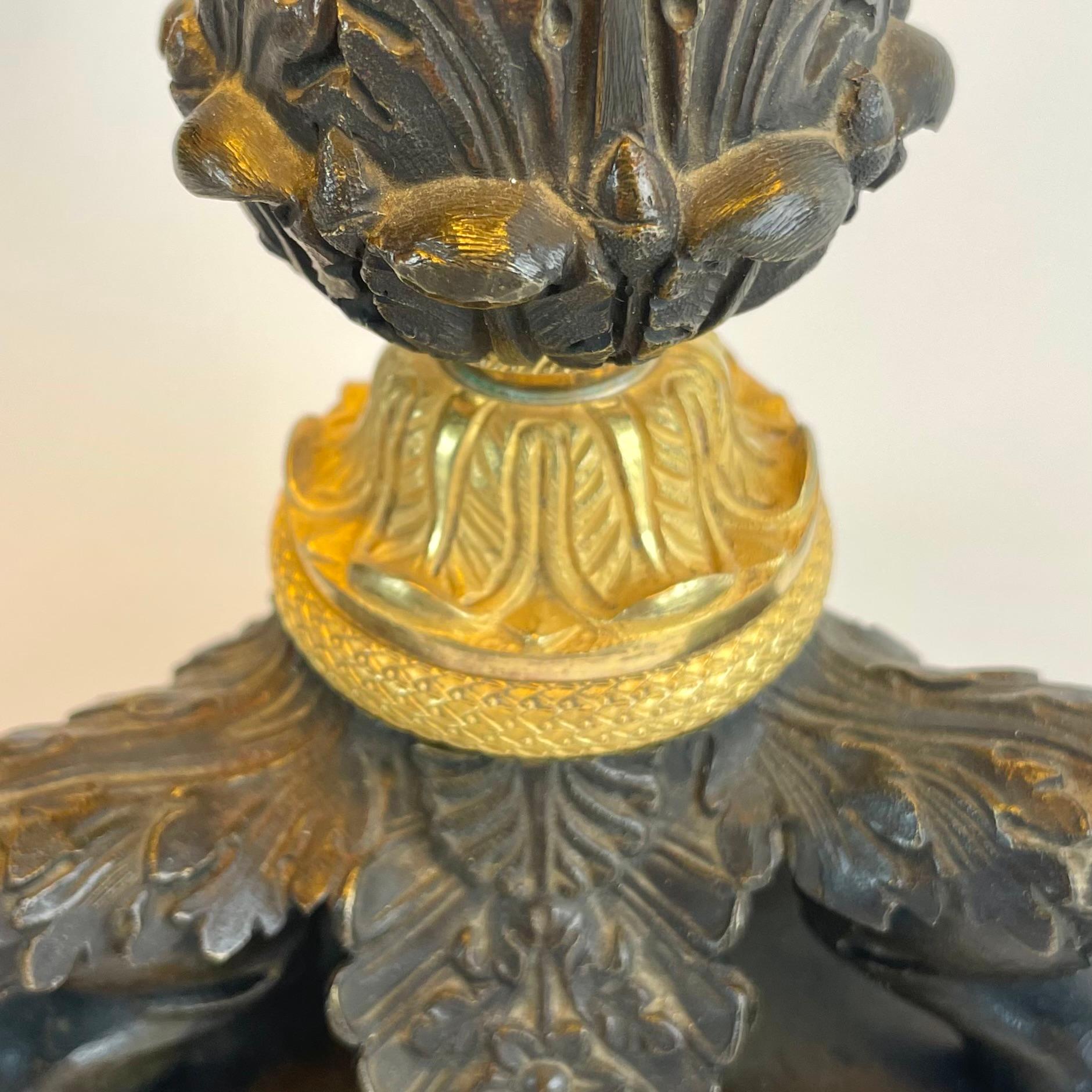 Elegant French Empire Table Lamp in Patinated and Gilded Bronze, 1820s For Sale 4