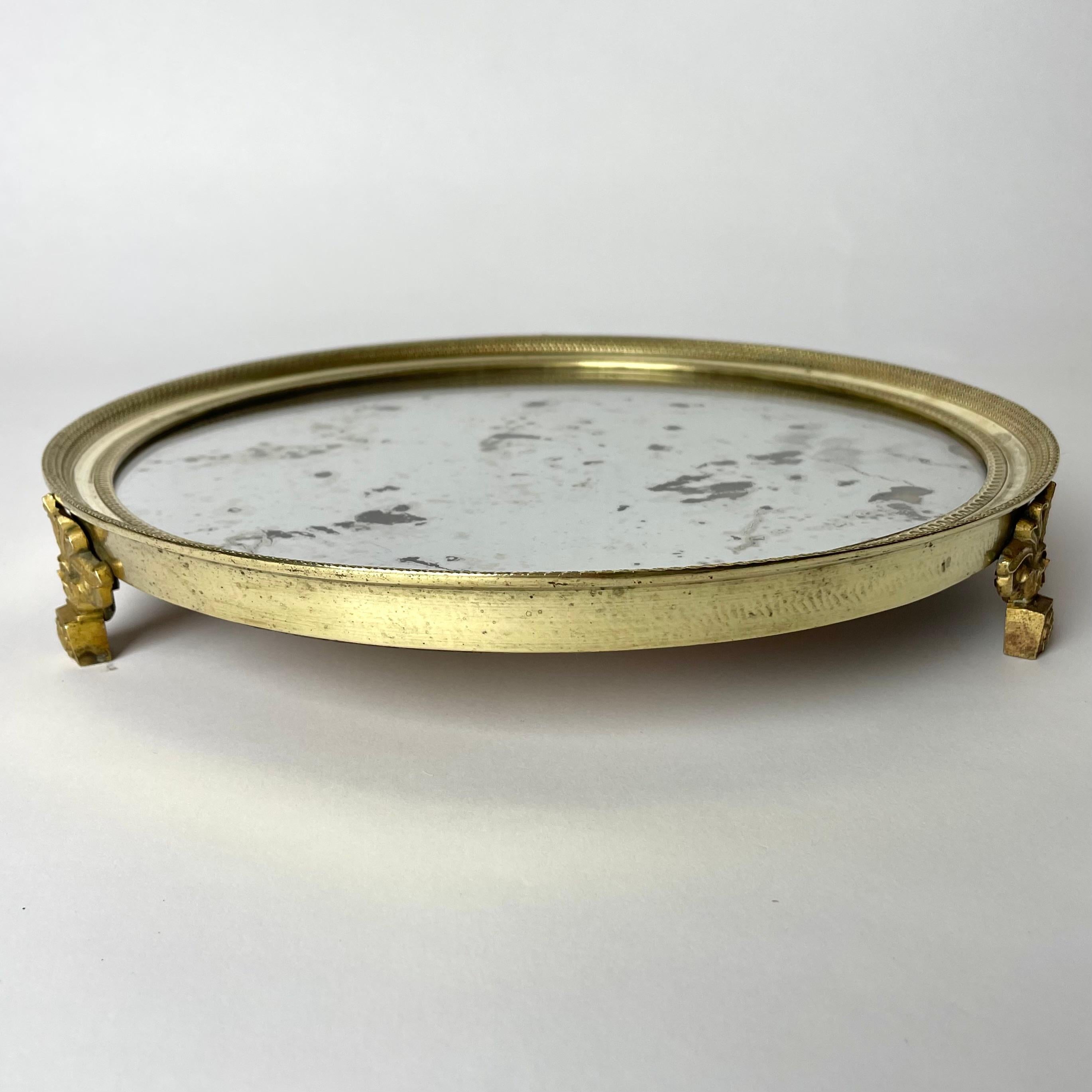Elegantes französisches Empire-Tischplateau in Bronze mit schöner Patina aus den 1810er Jahren (Französisch) im Angebot