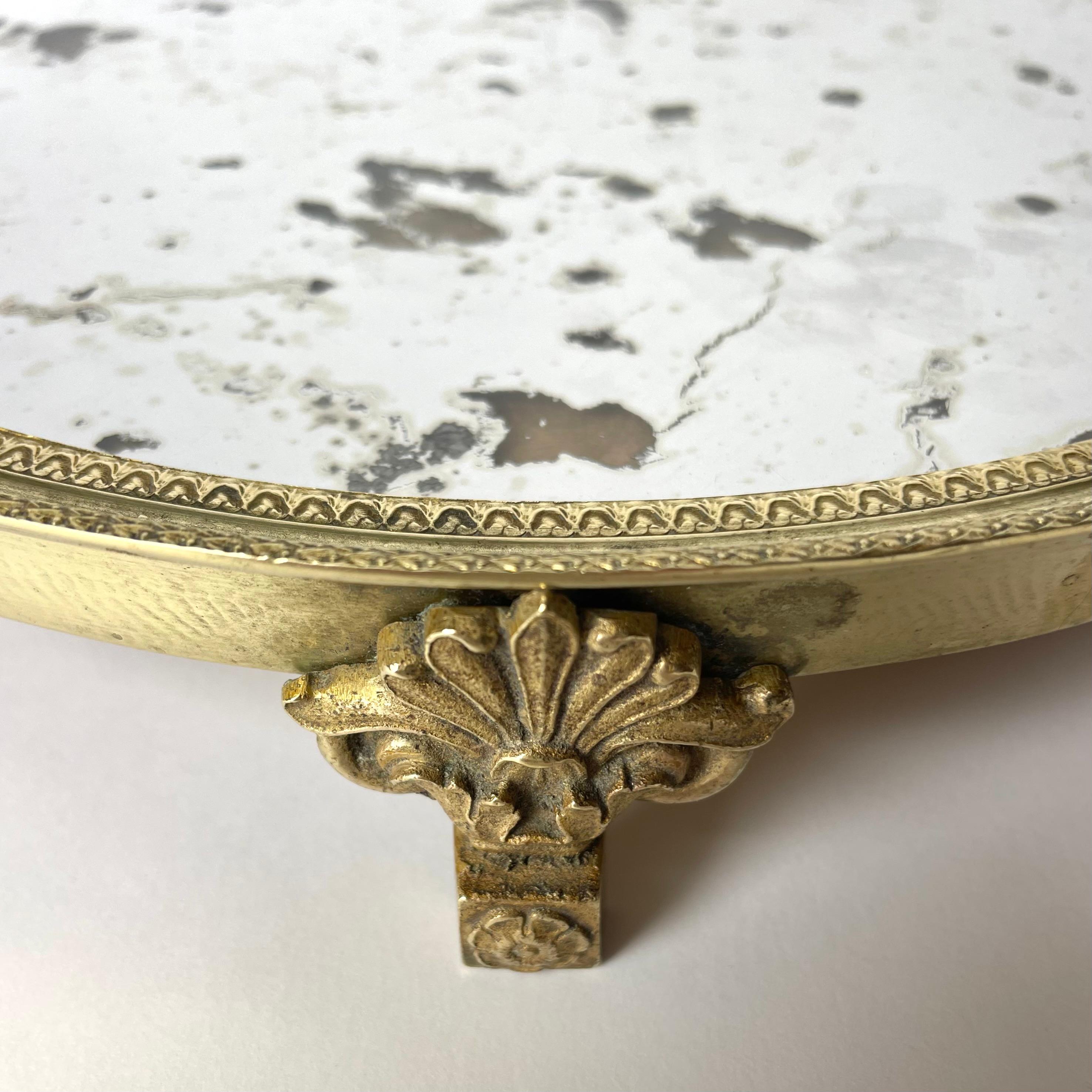 Elegantes französisches Empire-Tischplateau in Bronze mit schöner Patina aus den 1810er Jahren (Frühes 19. Jahrhundert) im Angebot