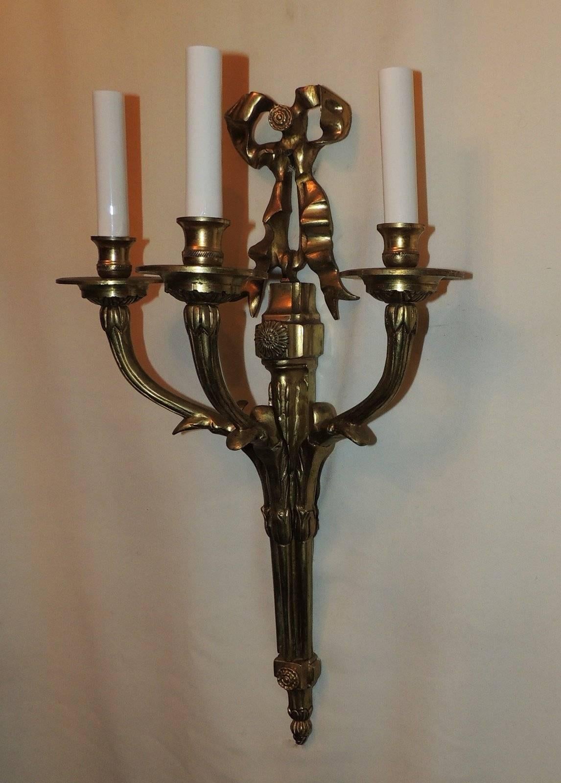 Elegant French Gilt Doré Bronze Pair of Bow Top Rosette 3-Arm Filigree Sconces In Good Condition For Sale In Roslyn, NY