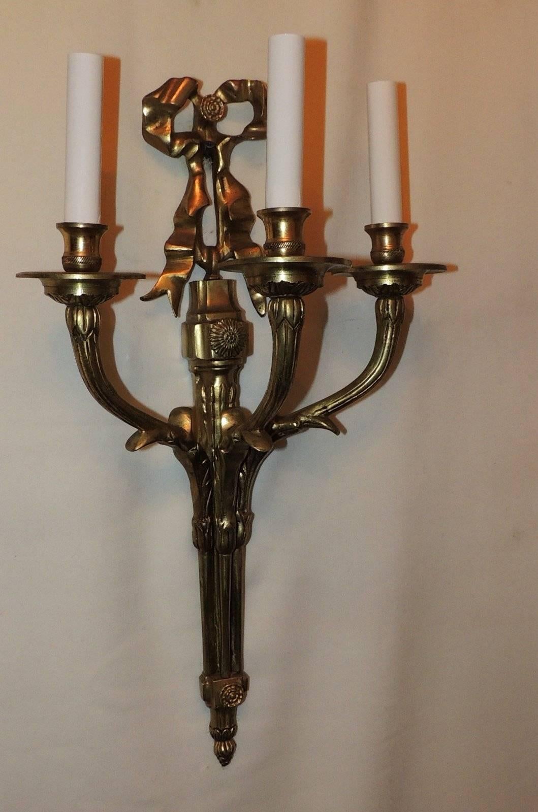 Elegante coppia francese in bronzo dorato di lampade a 3 bracci in filigrana con rosone a forma di fiocco In condizioni buone in vendita a Roslyn, NY
