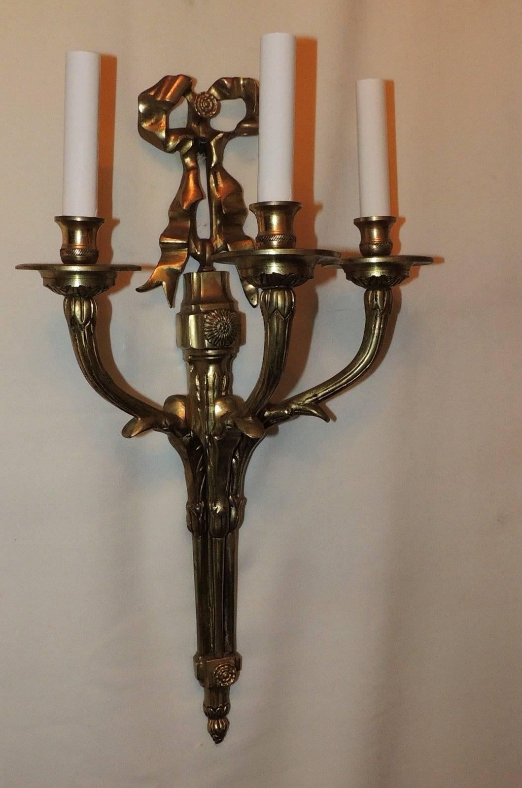 Elegant French Gilt Doré Bronze Pair of Bow Top Rosette 3-Arm Filigree Sconces For Sale 1