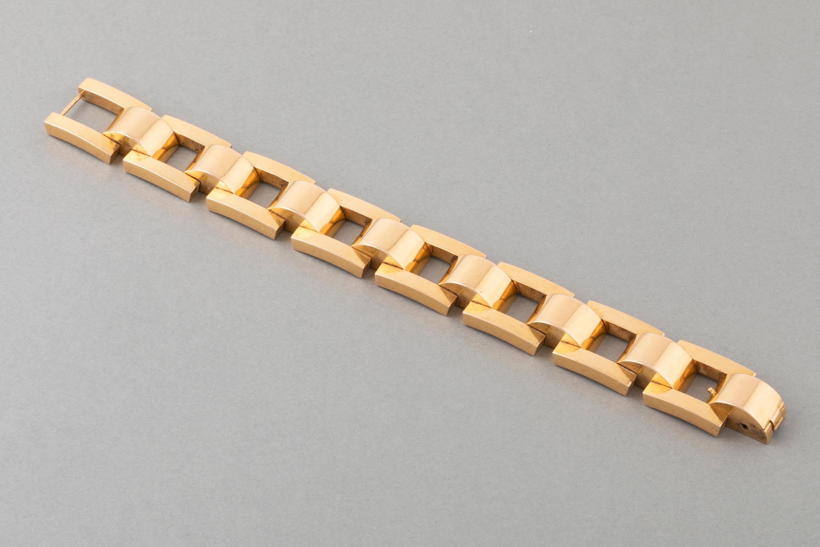 Elegant French Gold Tank Bracelet

Very beautiful bracelet, made in France circa 1945.

The bracelet has presence: it weights 66.5 grams. 

The width is 1.8 cm, the lengh is 18cm (7.2 inches)

The gold is 18k.