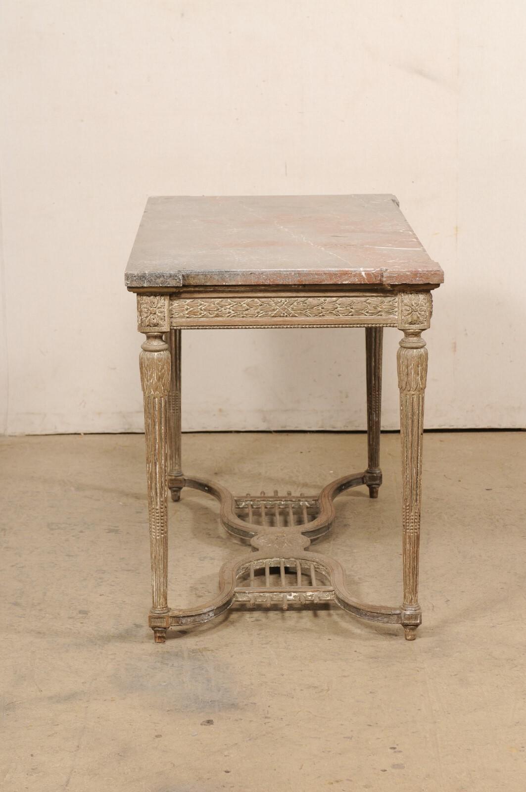 Élégante table console sculptée à motif 