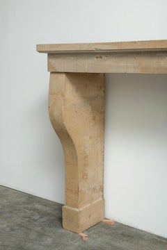 Elegant French Limestone Mantel - Le charme intemporel d'une maison de campagne