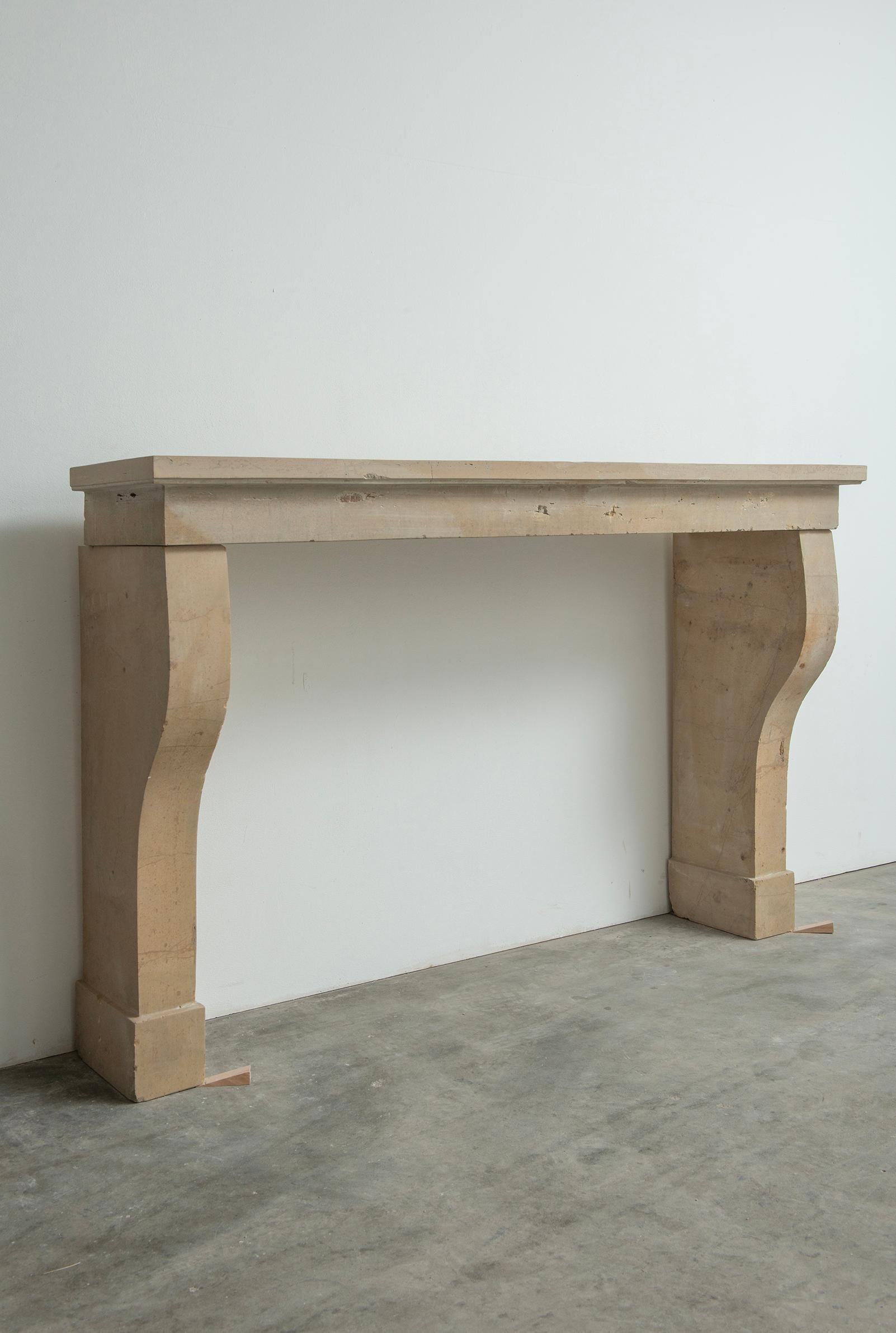 Elegant French Limestone Mantel – Timeless Country House Charm In Good Condition For Sale In Haarlem, Noord-Holland