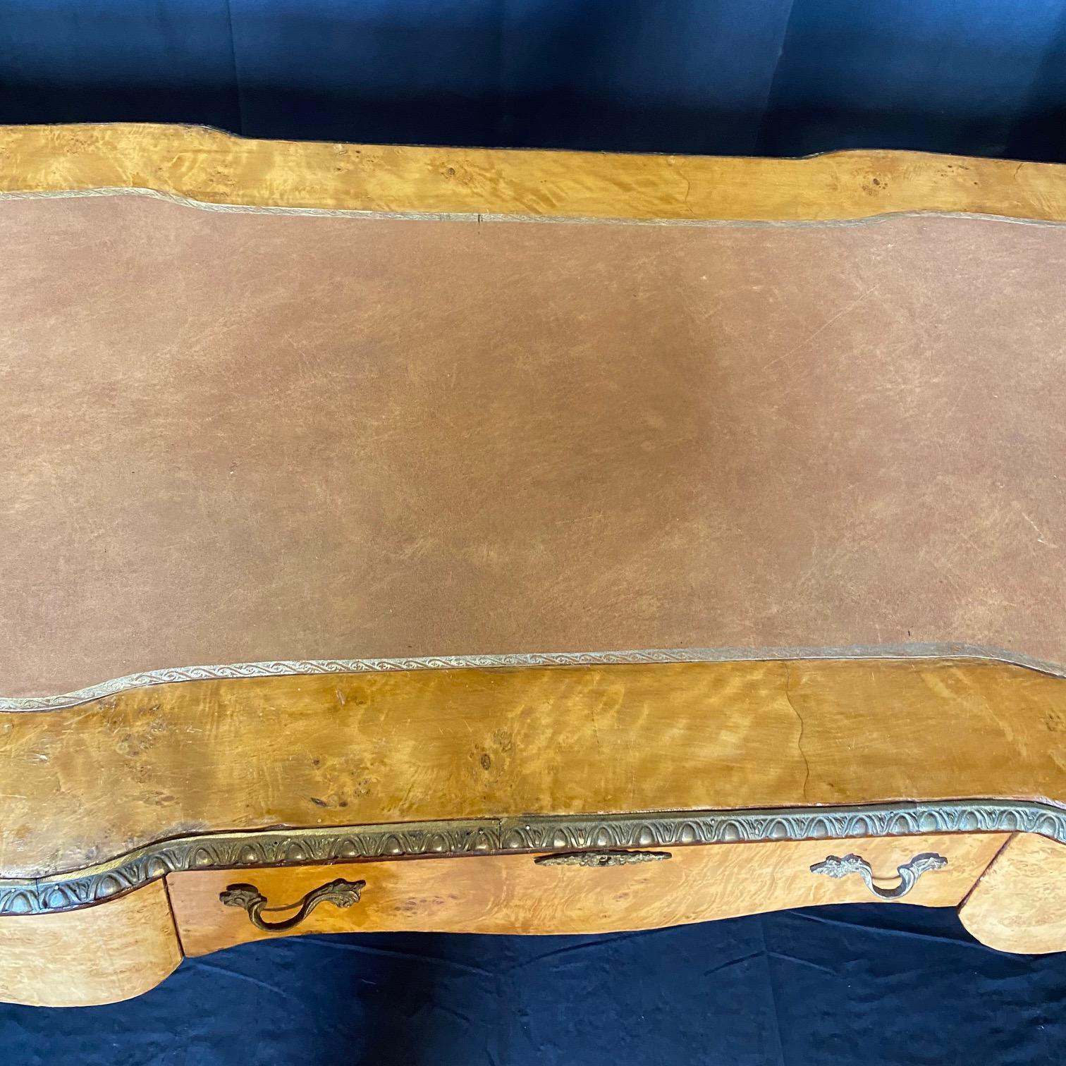 Elegant French Louis XV Style Burled Walnut Writing Desk or Bureau In Good Condition In Hopewell, NJ
