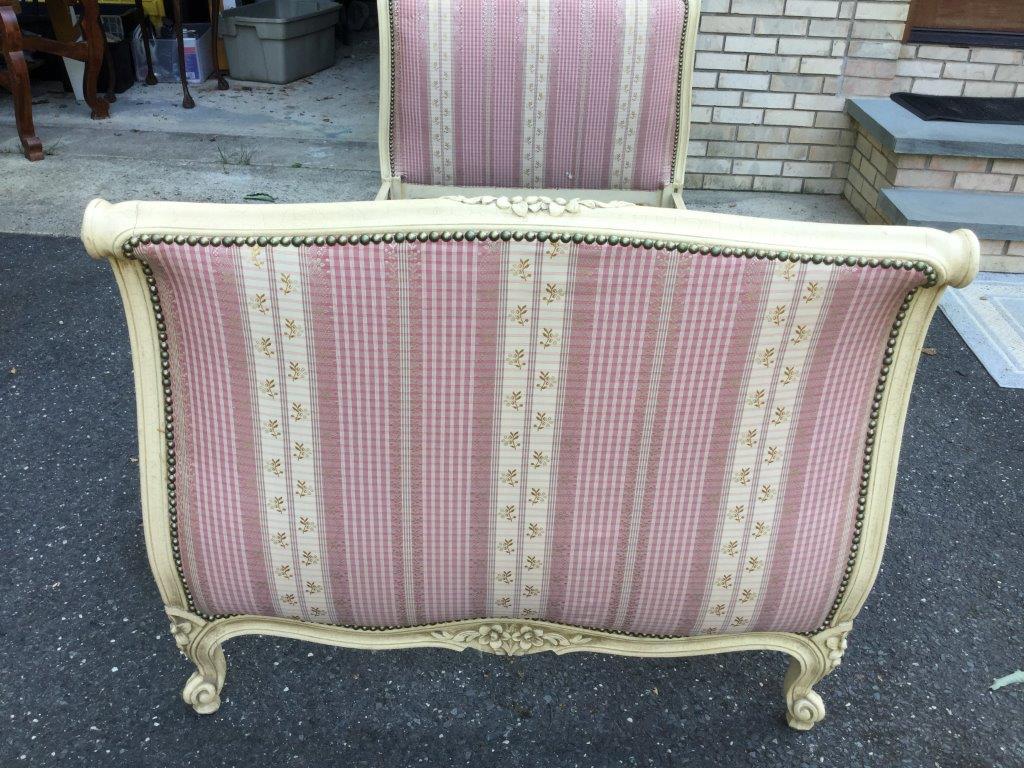 Elegant French Louis XV-Style Day Bed In Good Condition For Sale In Livingston, NJ