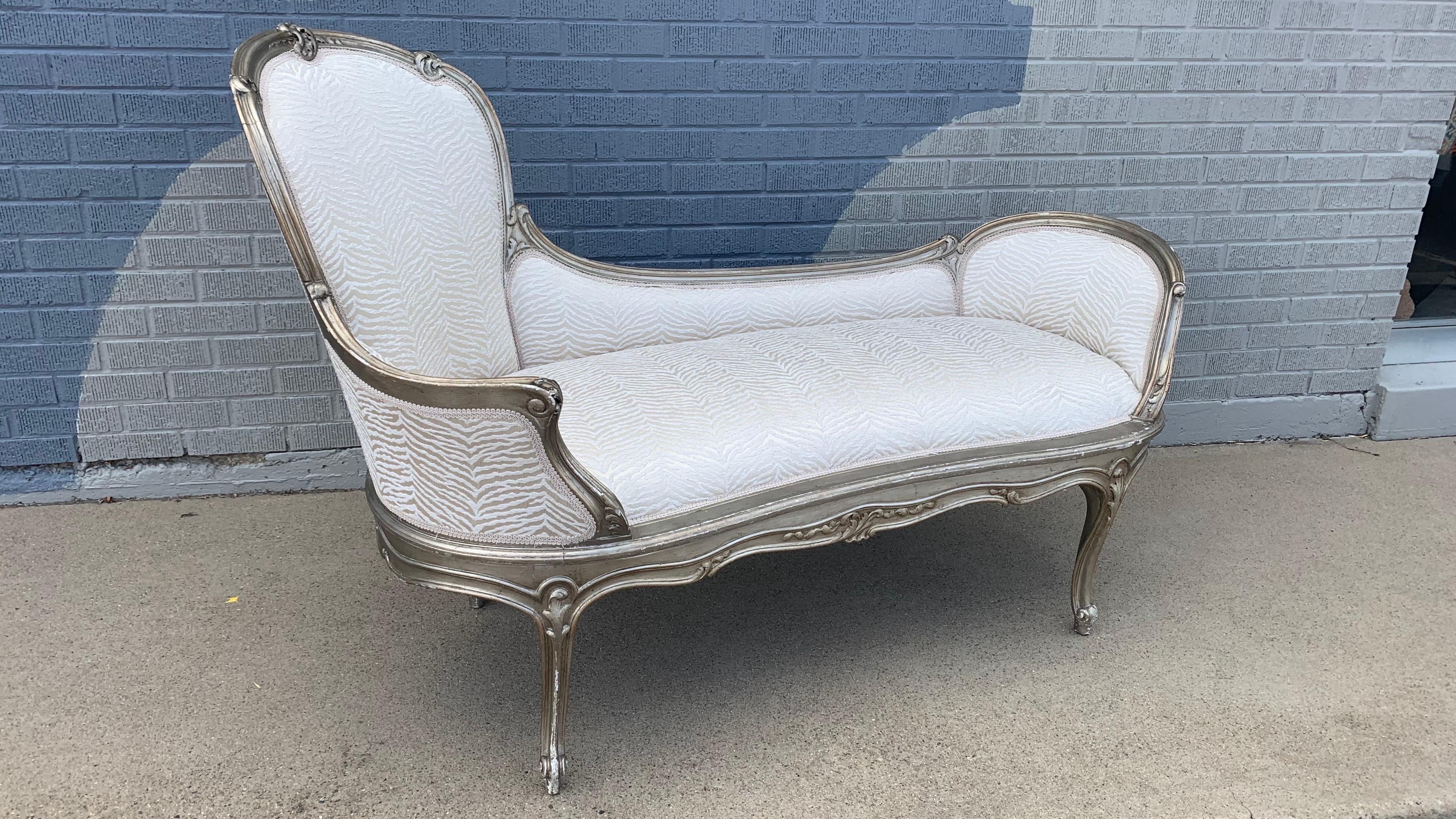 Elegant French Louis XV Style Silver Gilt Chaise Lounge with Zebra Pattern Upholstery

A timeless statement piece, this French Louis XV-style chaise lounge exudes refined elegance and rococo charm. The carved wood frame features graceful cabriole