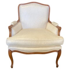 Eleganter französischer Sessel oder Fauteuil aus Nussbaumholz im Louis XV.-Stil 