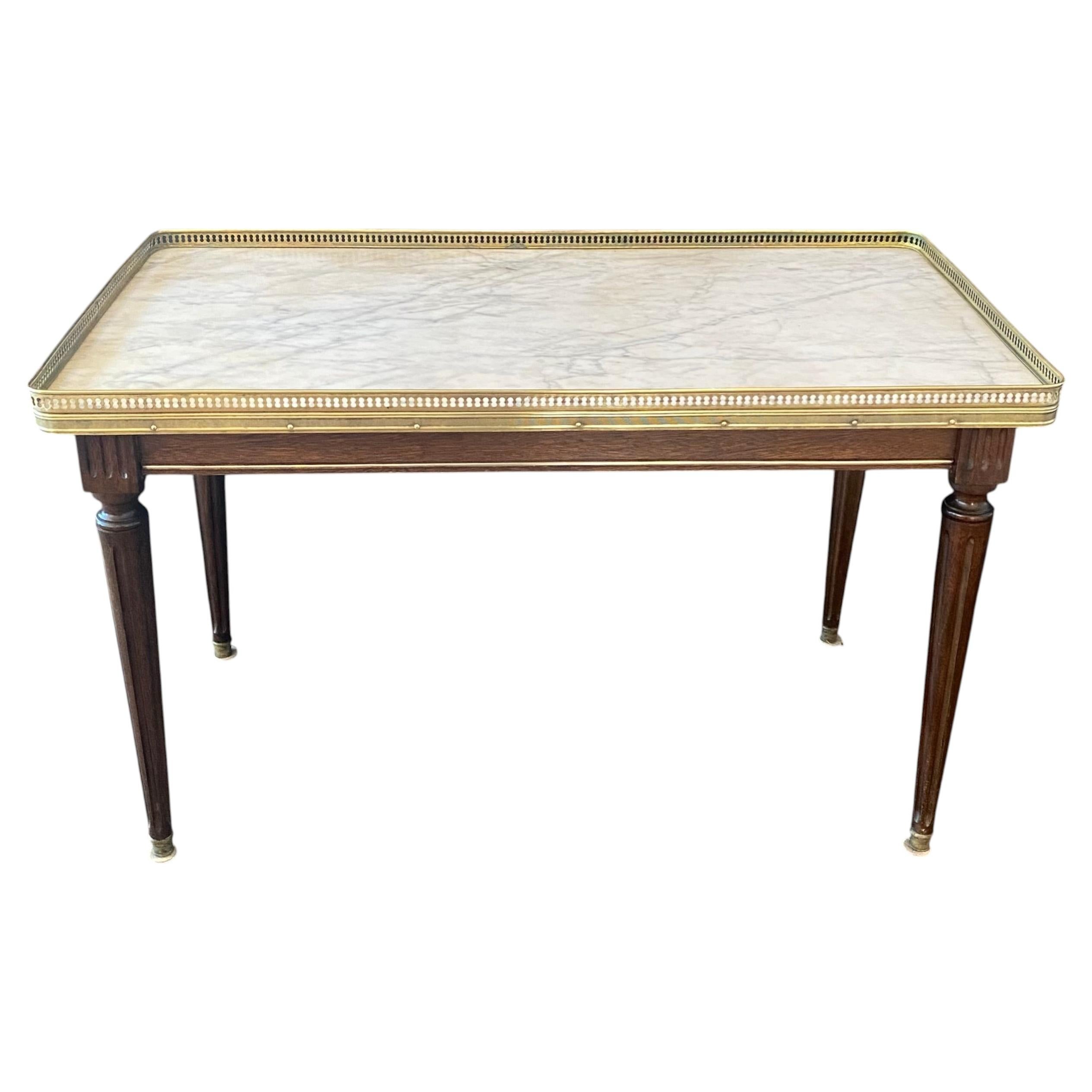 Elegante mesa baja o de cóctel francesa Luis XVI con tapa de mármol