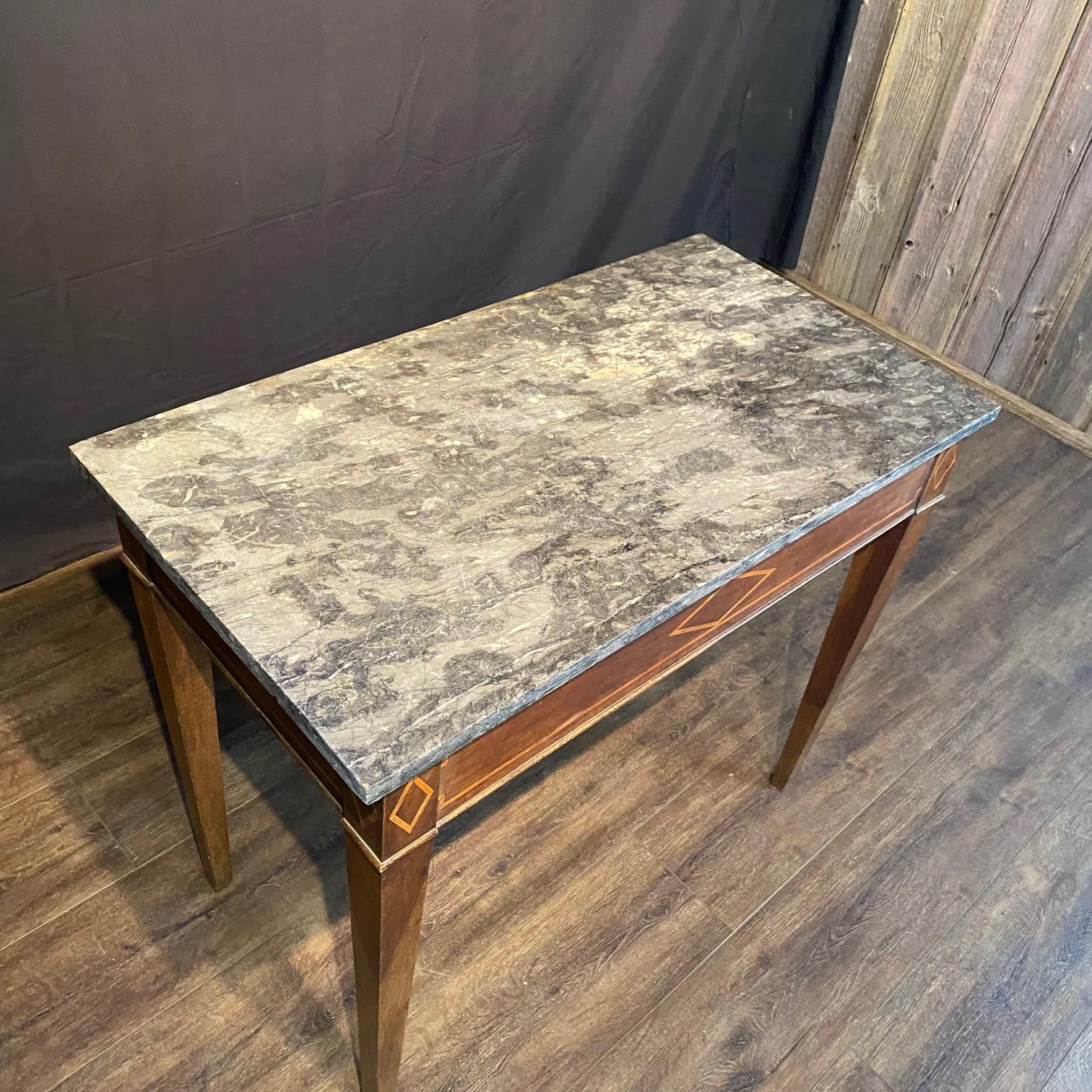 Eleganter französischer Louis XVI neoklassizistischer Konsolentisch mit Marmorplatte im Angebot 4