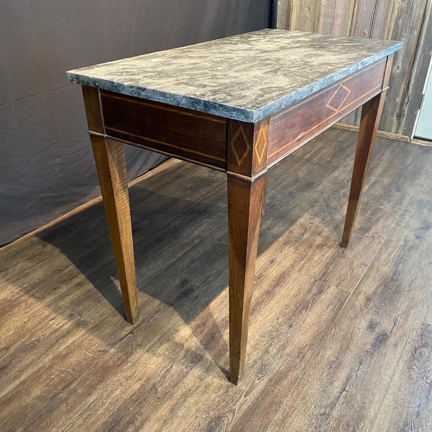 Eleganter französischer Louis XVI neoklassizistischer Konsolentisch mit Marmorplatte im Angebot 5