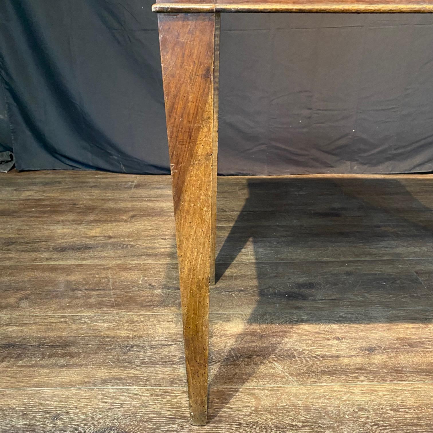 Eleganter französischer Louis XVI neoklassizistischer Konsolentisch mit Marmorplatte im Zustand „Gut“ im Angebot in Hopewell, NJ