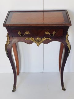 Élégante table d'appoint de style Louis XVI, en acajou et bronze doré, avec un tiroir et des incrustations