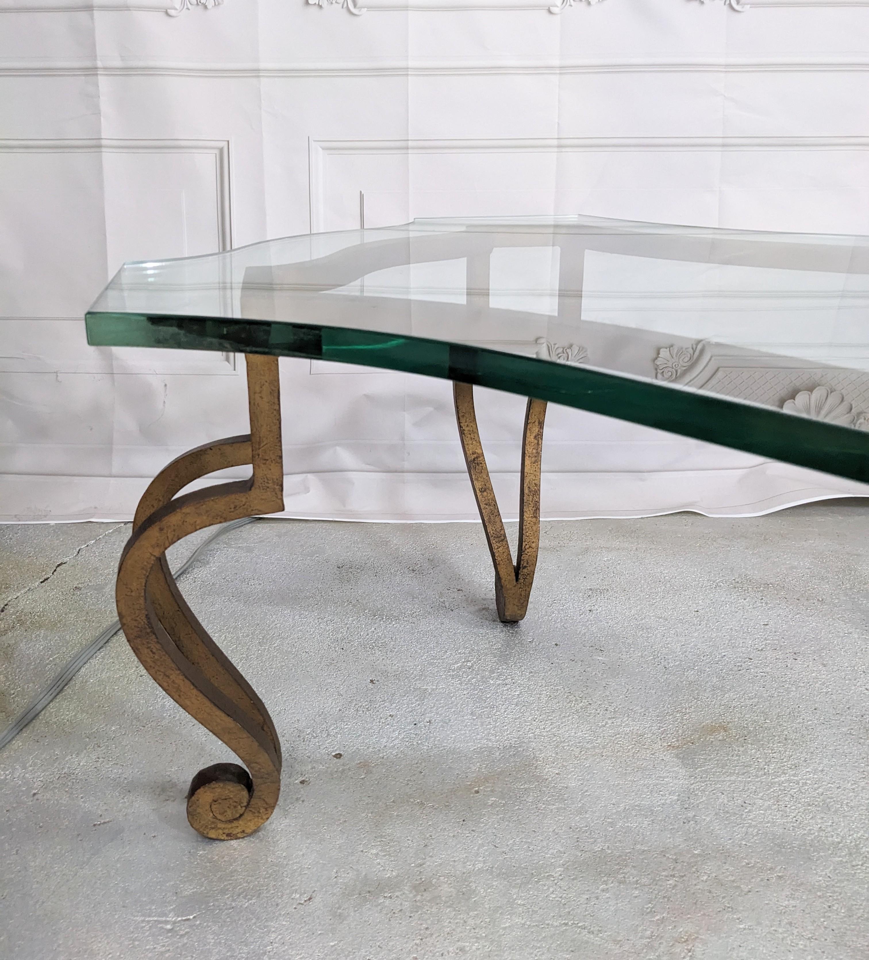 Elegante mesa de centro francesa de hierro dorado de mediados de siglo, Jansen Vidrio en venta