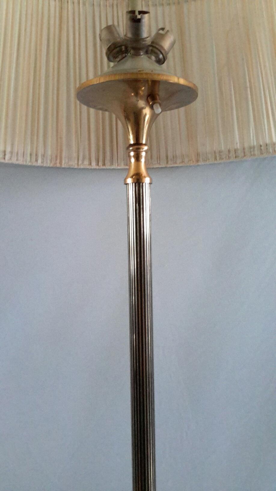 Français Elegant lampadaire en bronze français de la modernité du milieu du siècle dernier par Arlus, années 1950 en vente
