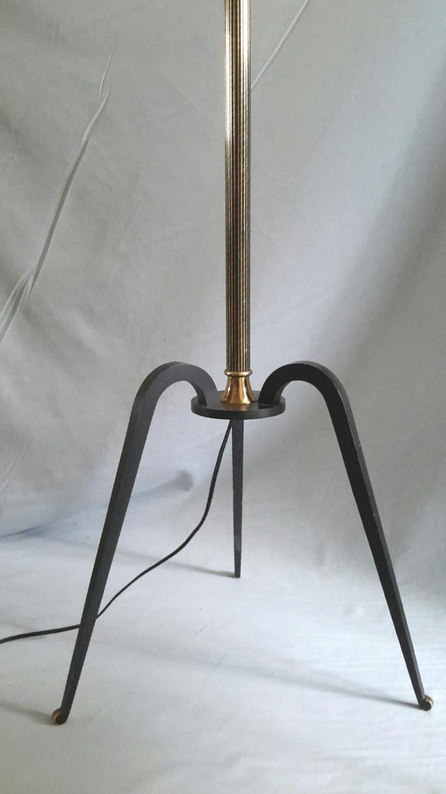 Coton Elegant lampadaire en bronze français de la modernité du milieu du siècle dernier par Arlus, années 1950 en vente