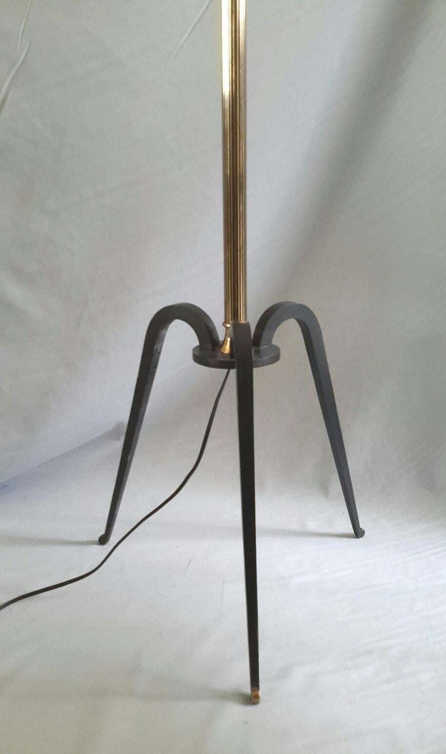Elegant lampadaire en bronze français de la modernité du milieu du siècle dernier par Arlus, années 1950 en vente 1