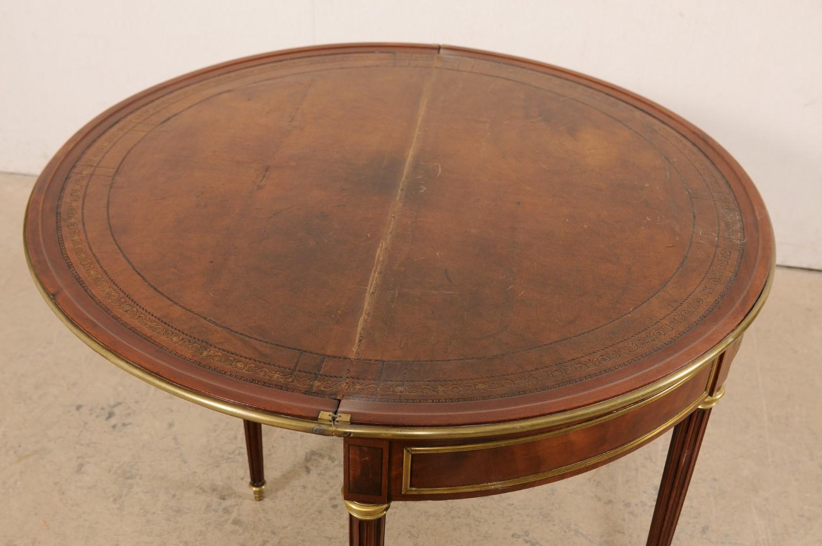  Eleganter französischer neoklassischer Demi-to-round-Tisch im Stil des 19. Jahrhunderts mit Messing-Akzenten  im Angebot 5