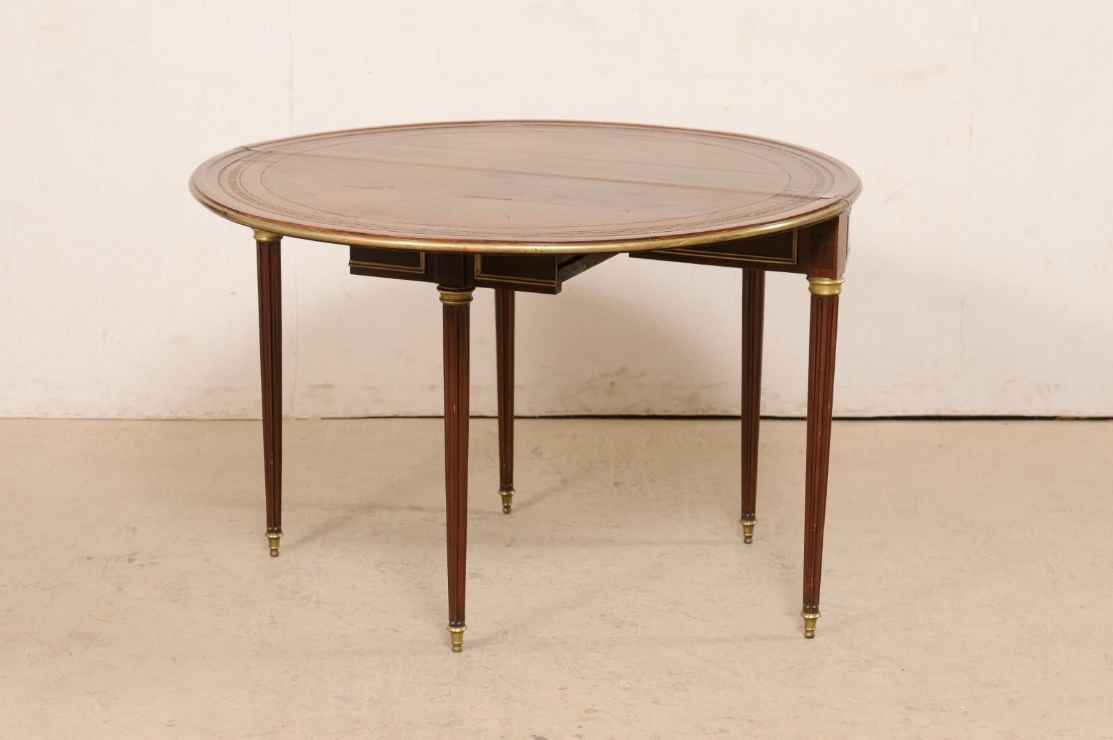  Eleganter französischer neoklassischer Demi-to-round-Tisch im Stil des 19. Jahrhunderts mit Messing-Akzenten  im Angebot 6