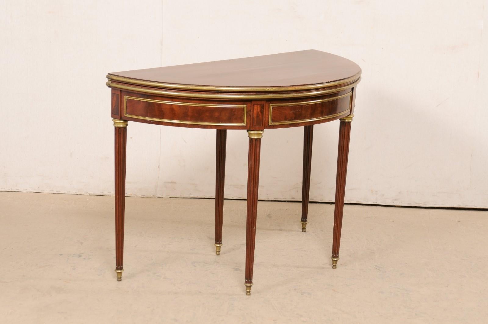  Eleganter französischer neoklassischer Demi-to-round-Tisch im Stil des 19. Jahrhunderts mit Messing-Akzenten  (Neoklassisch) im Angebot