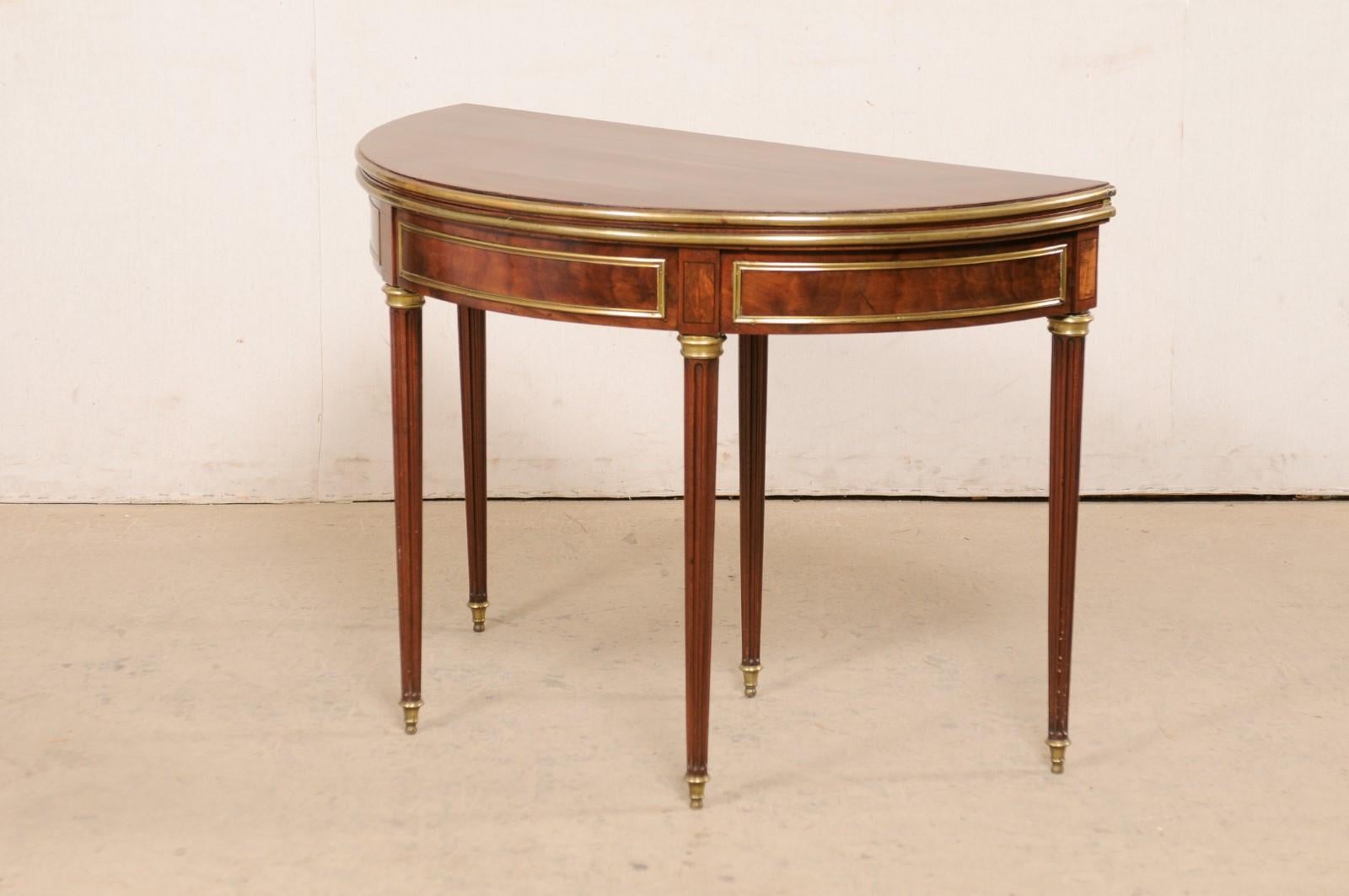  Eleganter französischer neoklassischer Demi-to-round-Tisch im Stil des 19. Jahrhunderts mit Messing-Akzenten  (Französisch) im Angebot