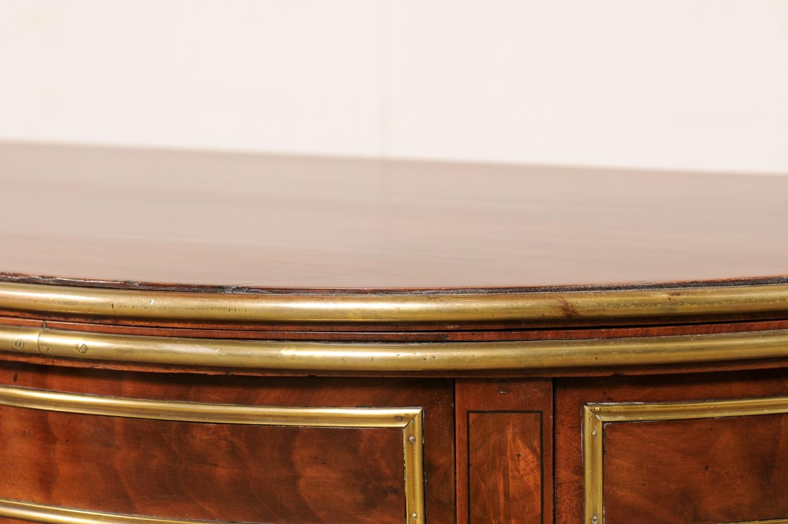  Eleganter französischer neoklassischer Demi-to-round-Tisch im Stil des 19. Jahrhunderts mit Messing-Akzenten  im Angebot 1