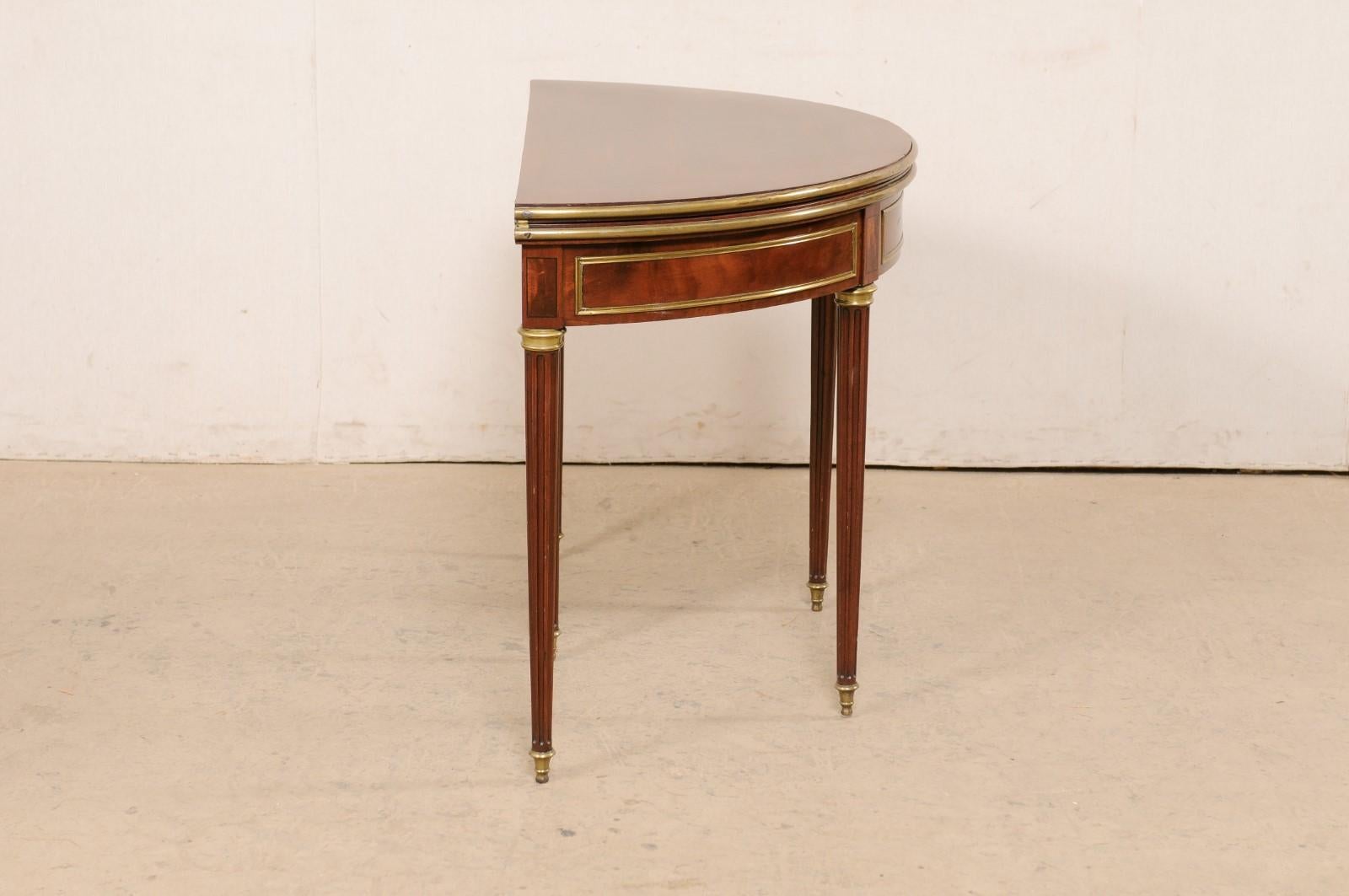  Eleganter französischer neoklassischer Demi-to-round-Tisch im Stil des 19. Jahrhunderts mit Messing-Akzenten  im Angebot 2