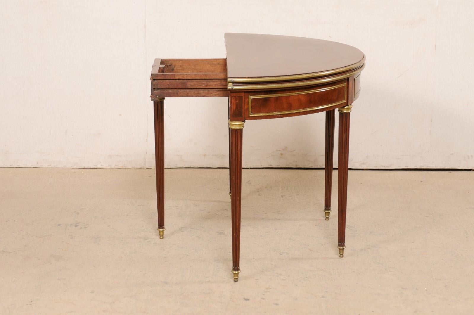  Eleganter französischer neoklassischer Demi-to-round-Tisch im Stil des 19. Jahrhunderts mit Messing-Akzenten  im Angebot 3