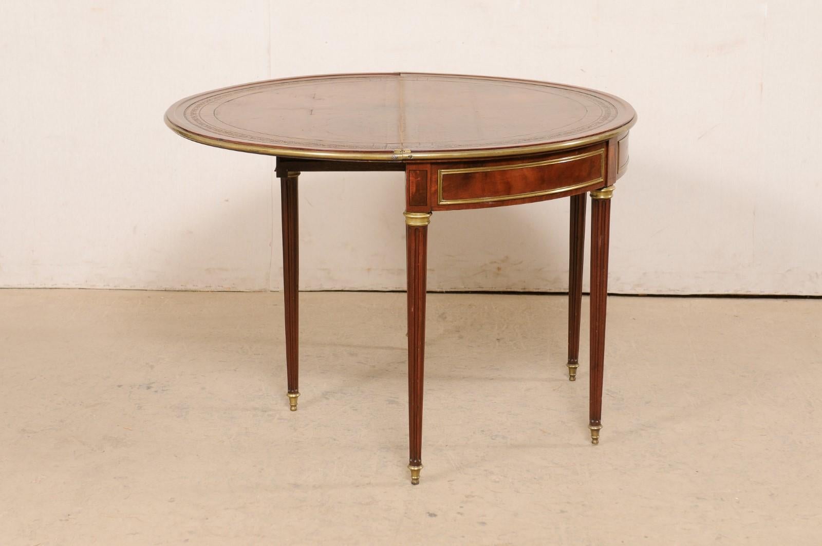  Eleganter französischer neoklassischer Demi-to-round-Tisch im Stil des 19. Jahrhunderts mit Messing-Akzenten  im Angebot 4