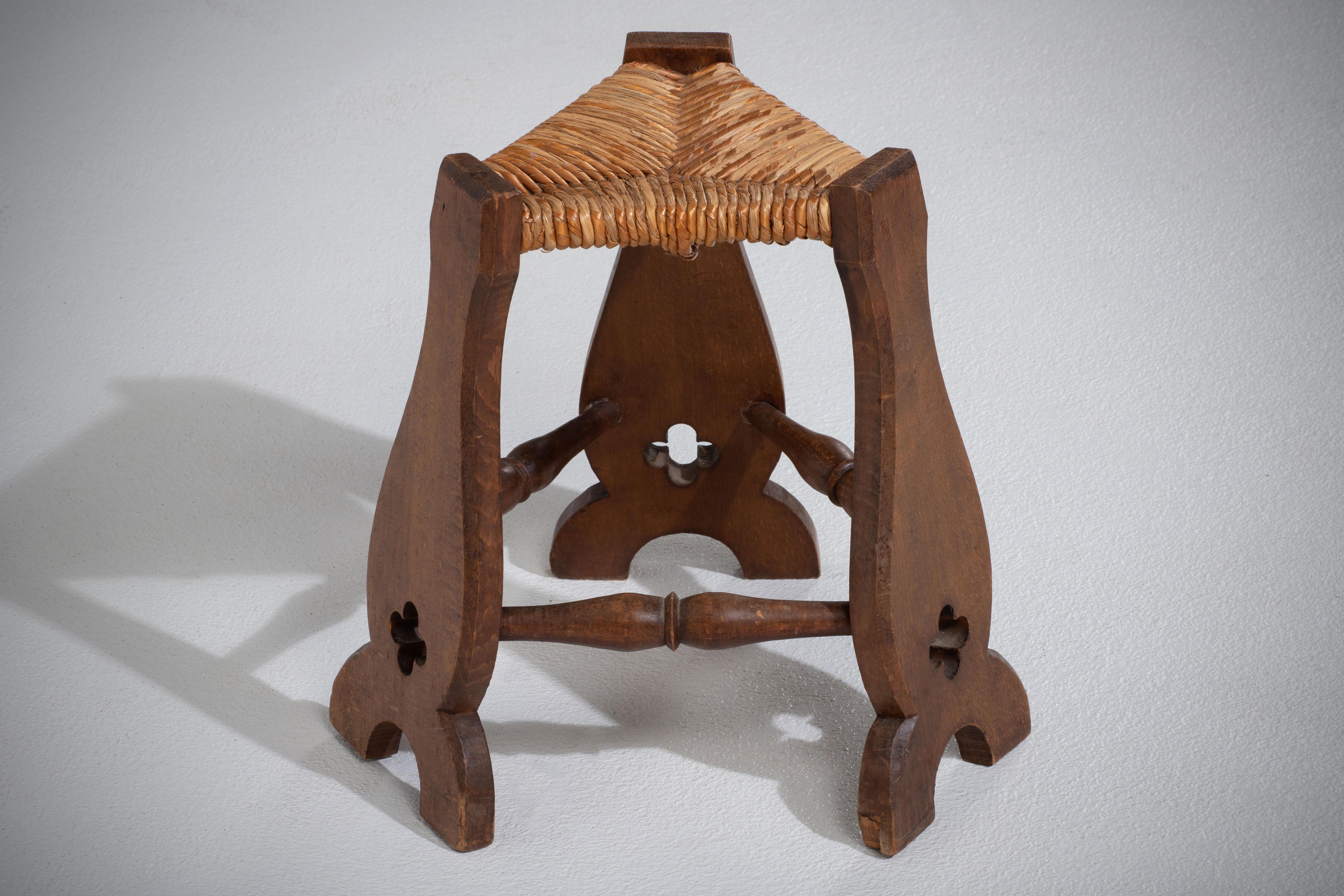 Elegant French Oak Stool, Woven Rush Seat, 1930s In Good Condition For Sale In Wiesbaden, DE