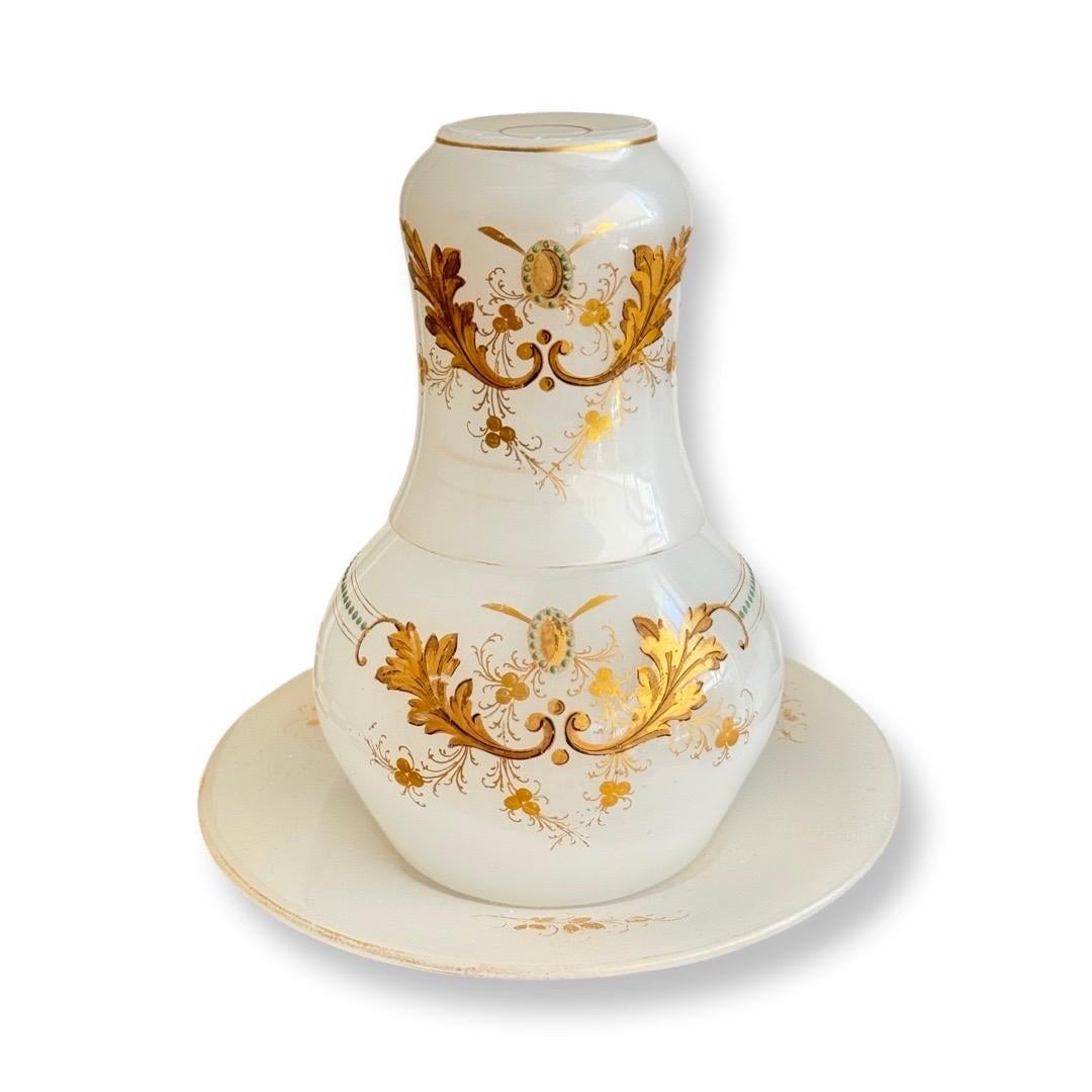 Ce magnifique service de nuit, fabriqué en verre opalin blanc laiteux, est un exemple exceptionnel de l'artisanat français de l'époque de Napoléon III, une époque où l'élégance et la sophistication définissaient le style. L'ensemble comprend une
