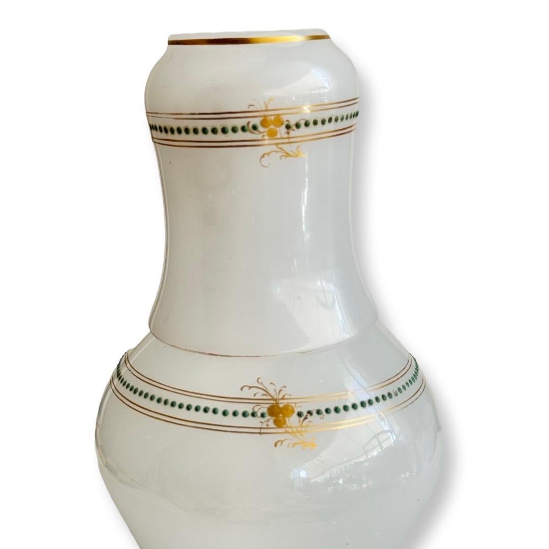 Elegance French Opaline Glass Night Service, début du 19e siècle Bon état - En vente à CANNES, FR