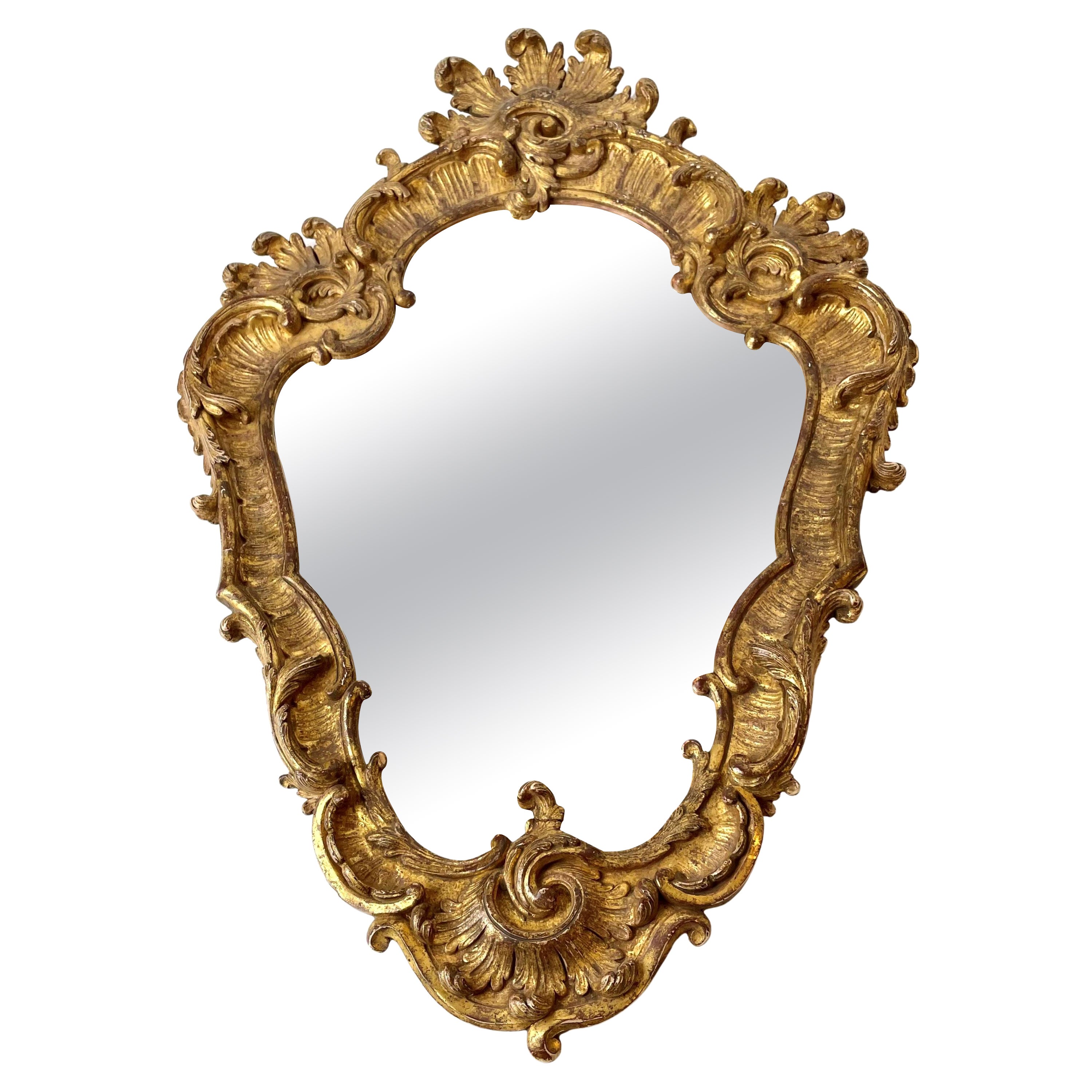 Elegante specchio French Rococo con doratura originale della metà del XVIII secolo