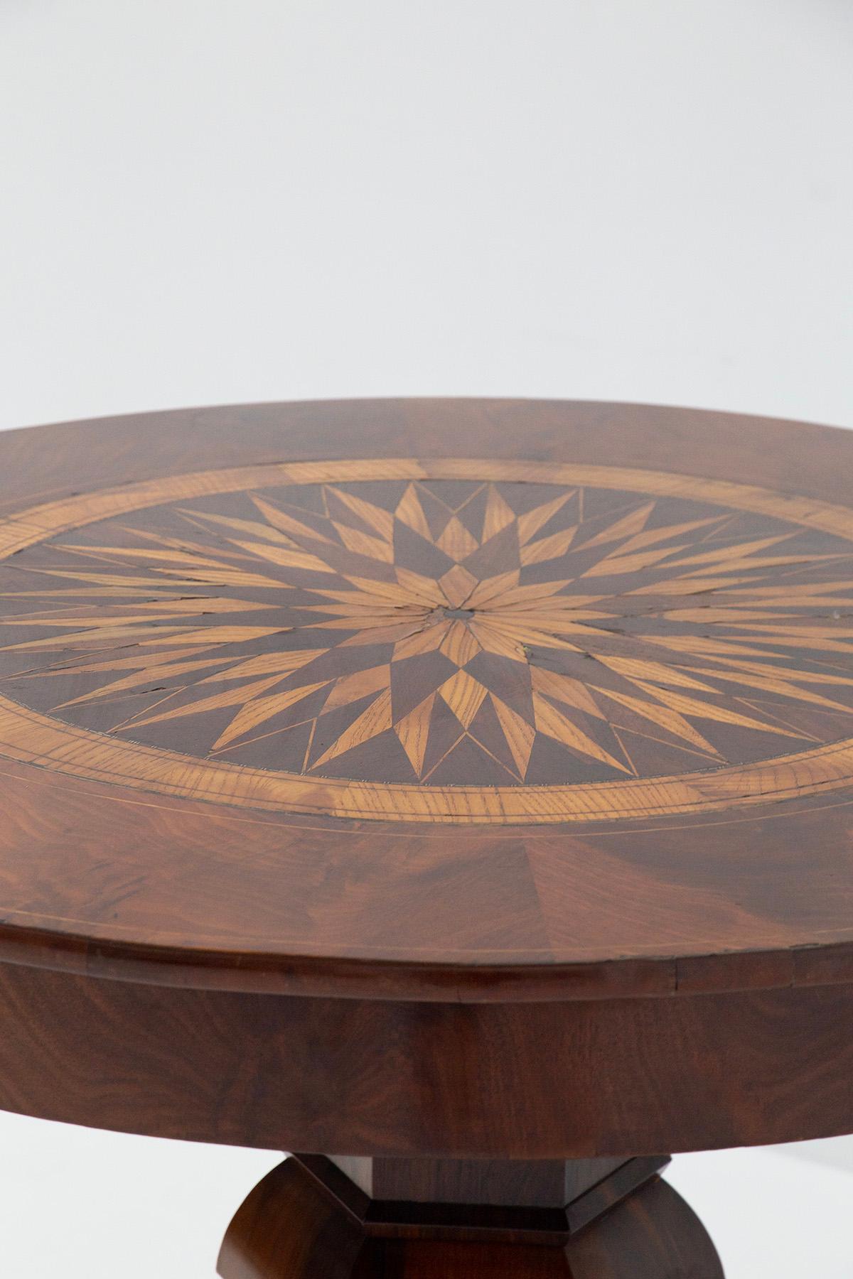Elegant French Round Table with Fine Inlays In Good Condition For Sale In Milano, IT