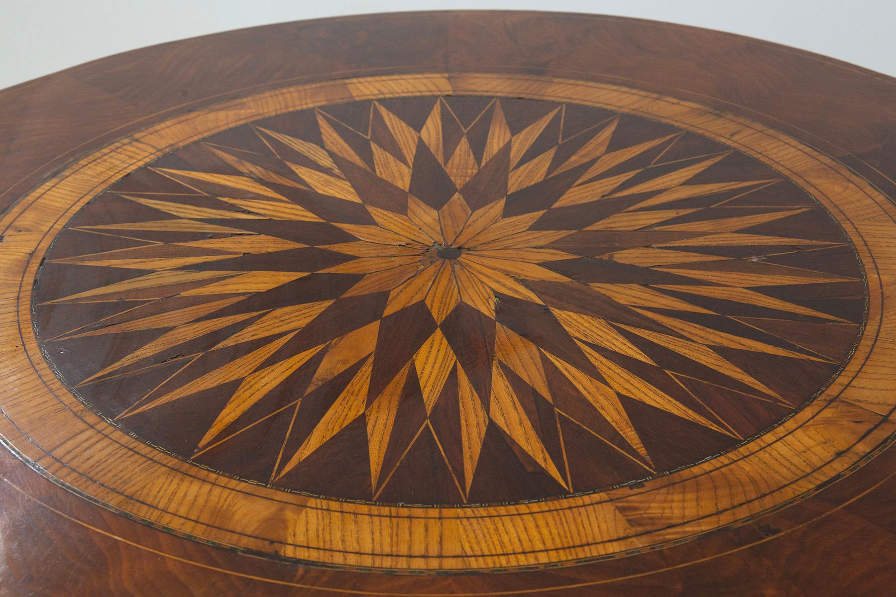 Elegant French Round Table with Fine Inlays For Sale 1