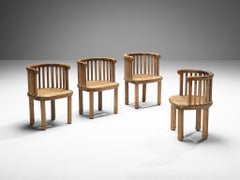 Elegante set francese di quattro sedie da pranzo in pino