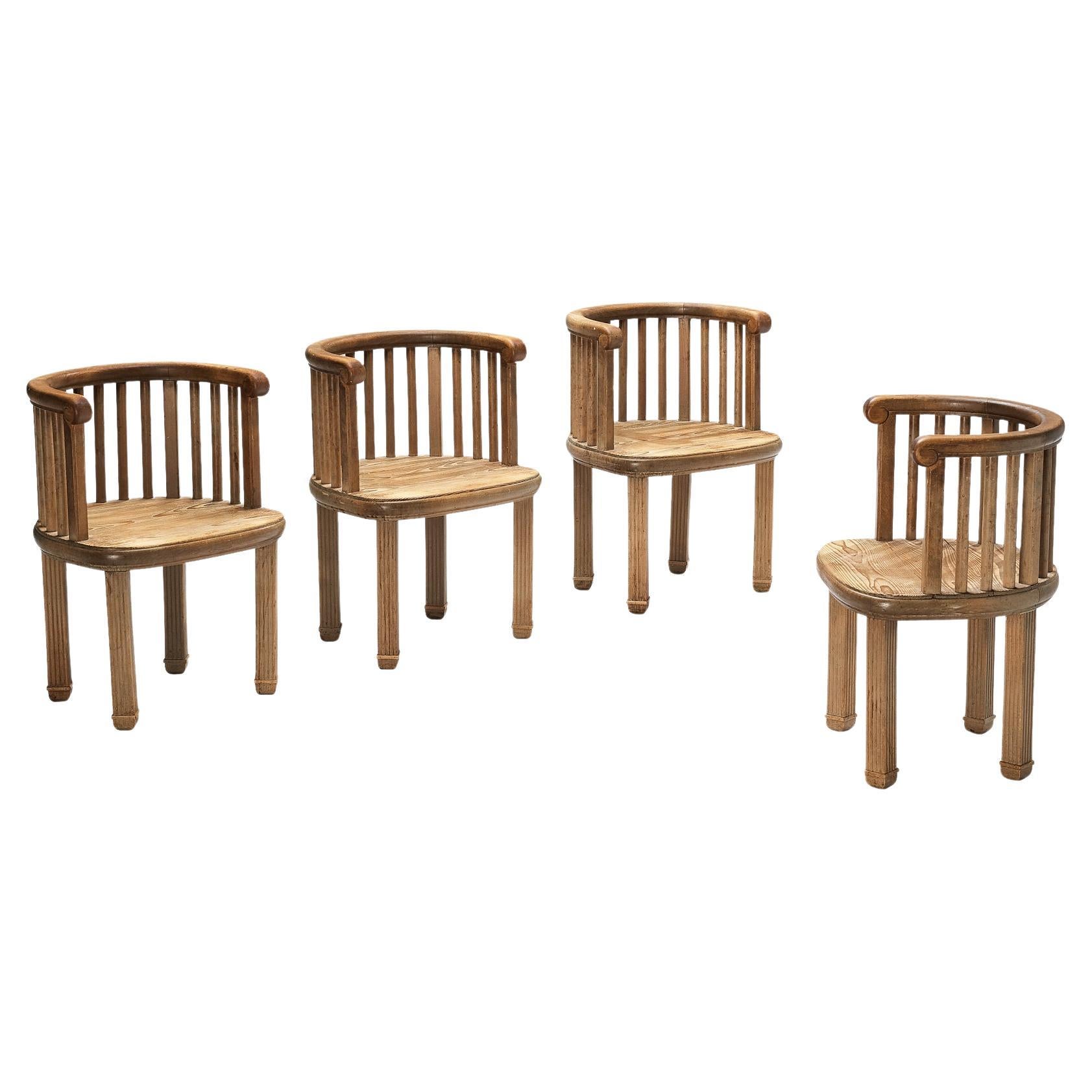 Élégant ensemble français de quatre chaises de salle à manger en pin
