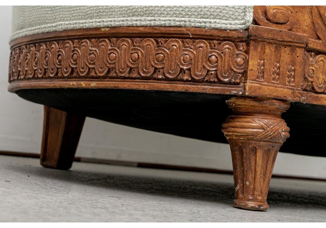 Geschnitztes Sofa im französischen Stil im Zustand „Gut“ im Angebot in Bridgeport, CT