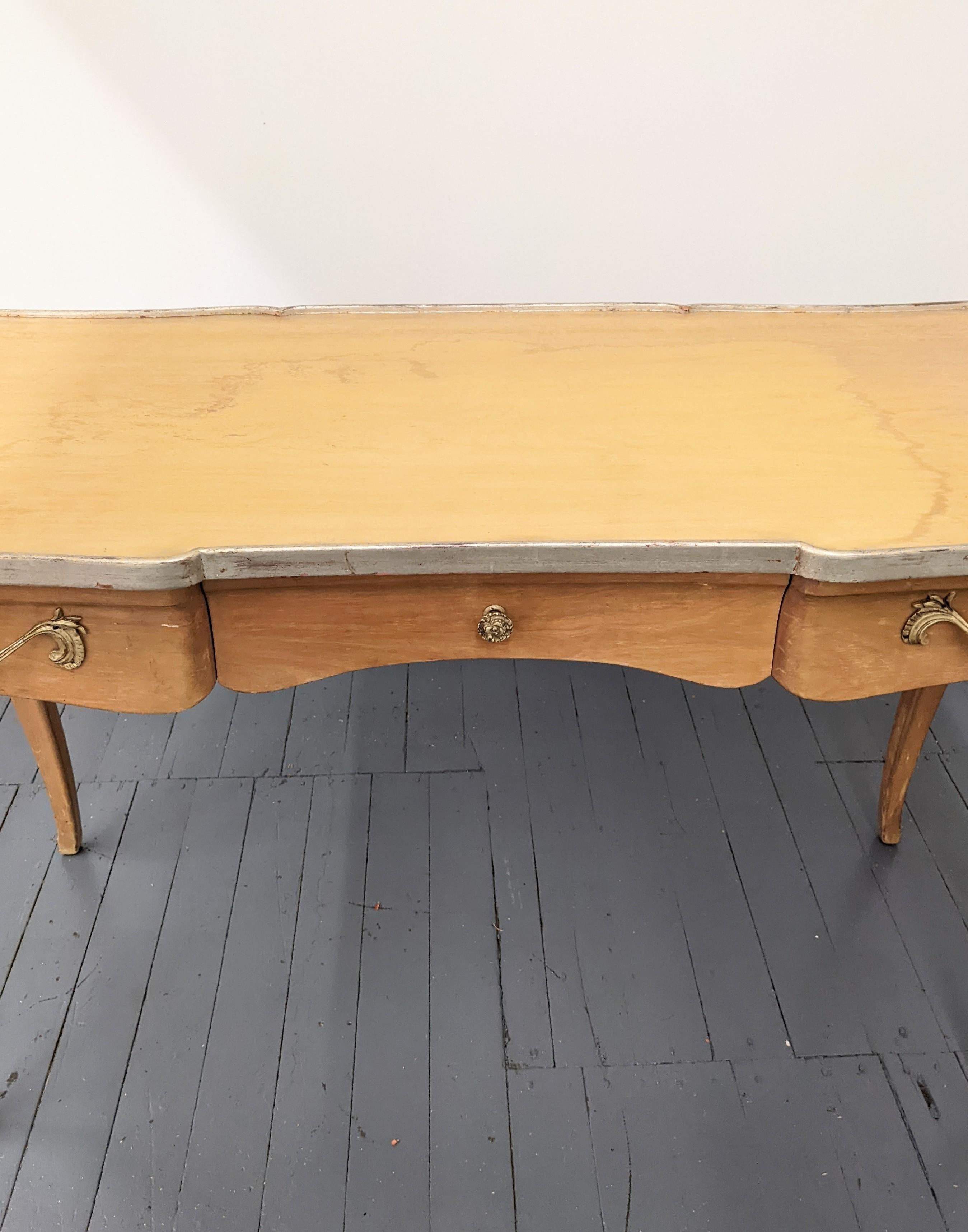 Elegant French Style Writing Desk For Sale 1